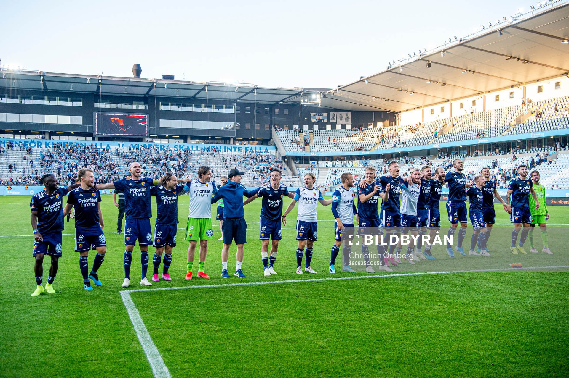 Djurgårdens spelare jublar åt vinsten i fotbollsmatchen i