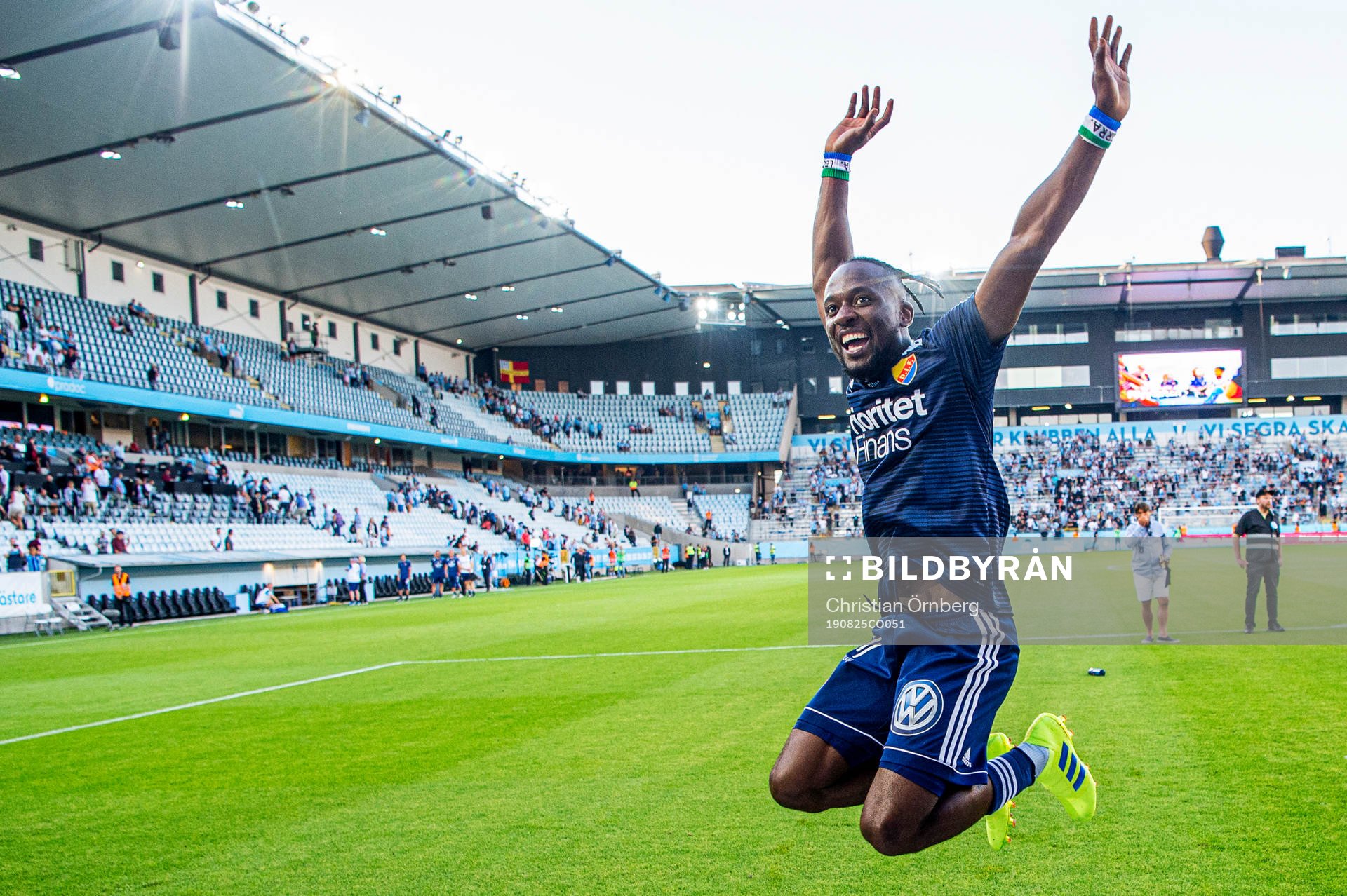 Djurgårdens Mohamed Buya Turay jublar åt vinsten i
