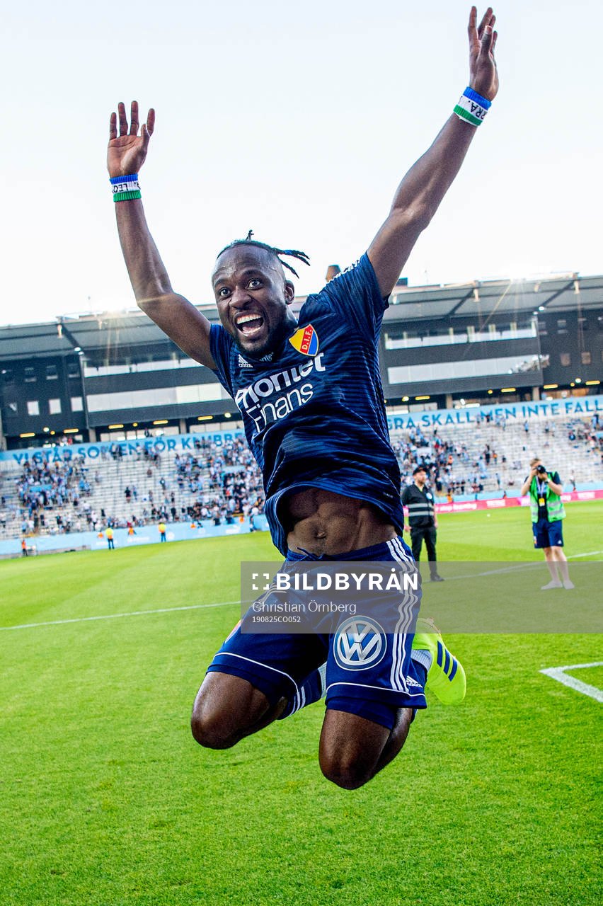 Djurgårdens Mohamed Buya Turay jublar åt vinsten i
