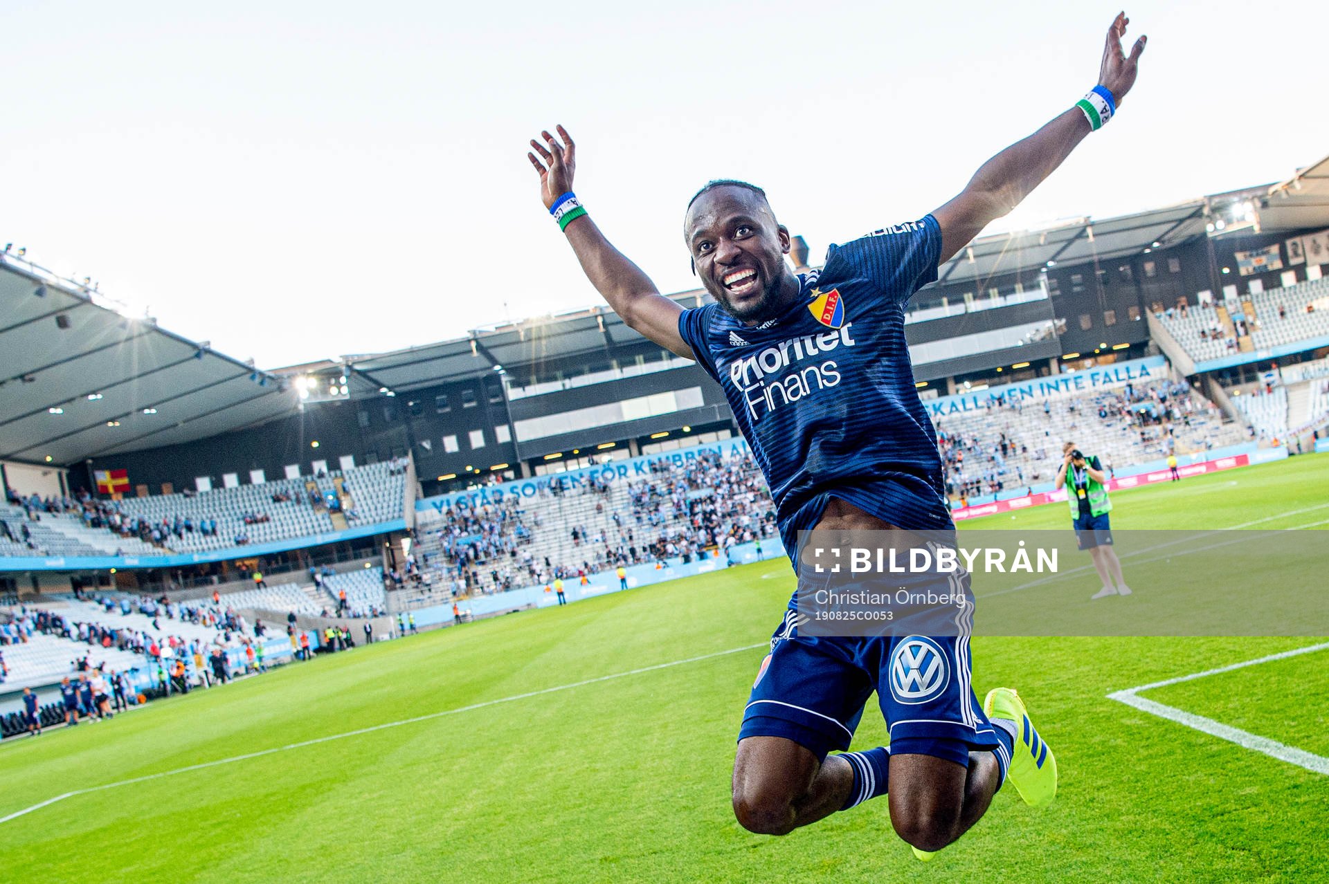 Djurgårdens Mohamed Buya Turay jublar åt vinsten i