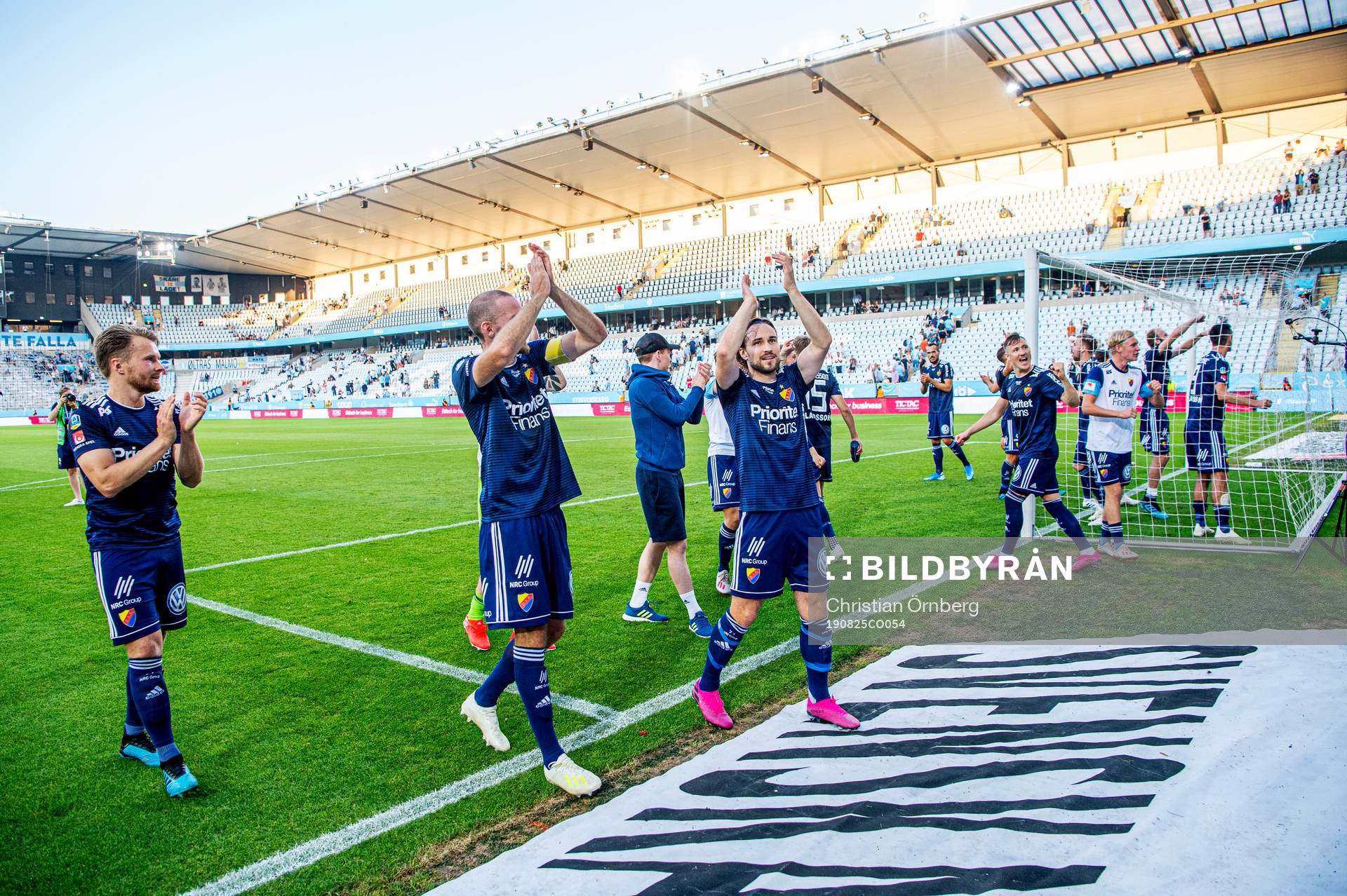 Djurgårdens spelare jublar åt vinsten i fotbollsmatchen i