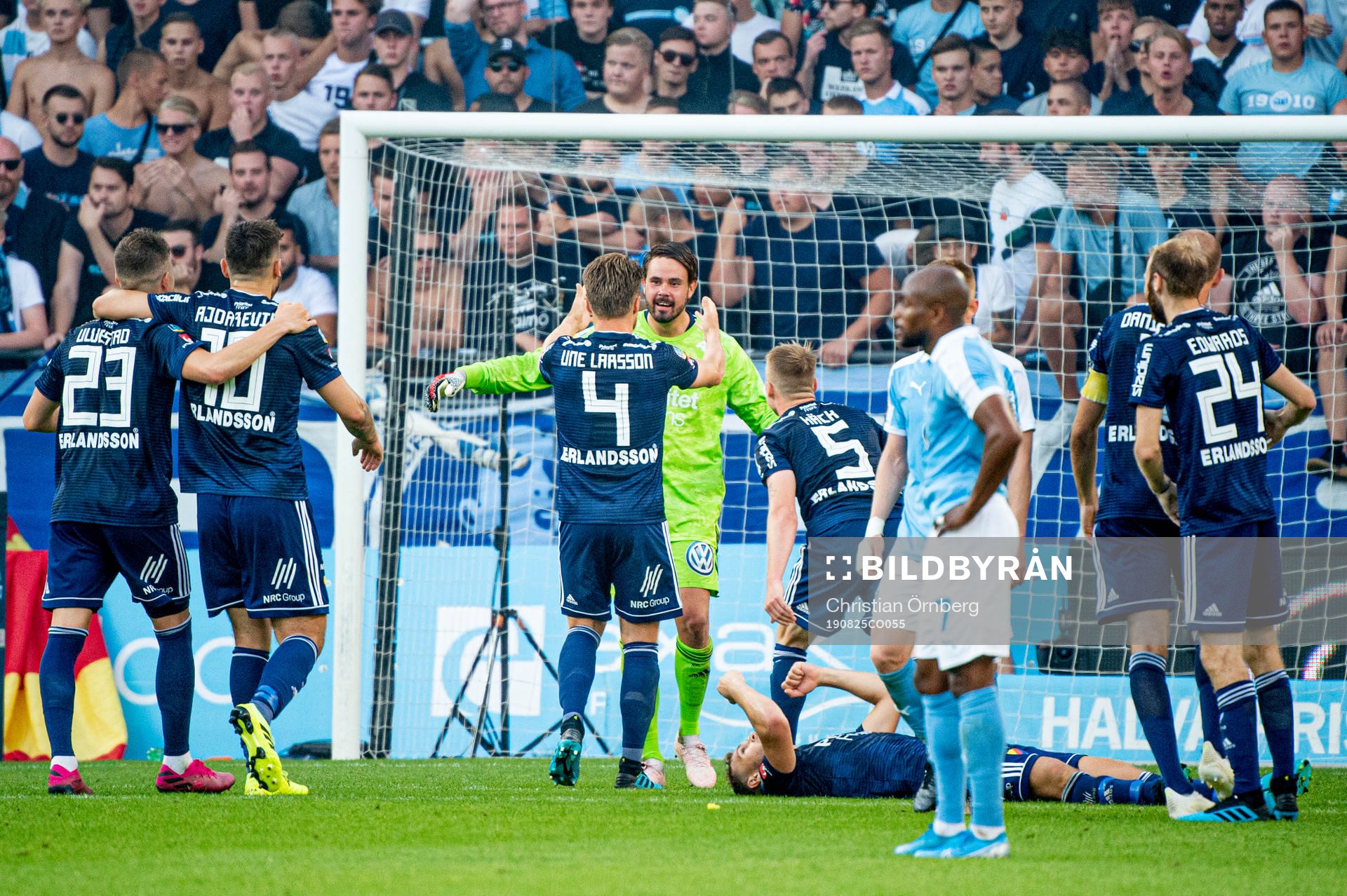 Djurgårdens Jacob Une Larsson kramar om målvakt Tommi Vaiho efter vinsten i fotbollsmatchen i Allsvenskan mellan Malmö FF och Djurgården den 25 augusti 2019 i Malmö.
