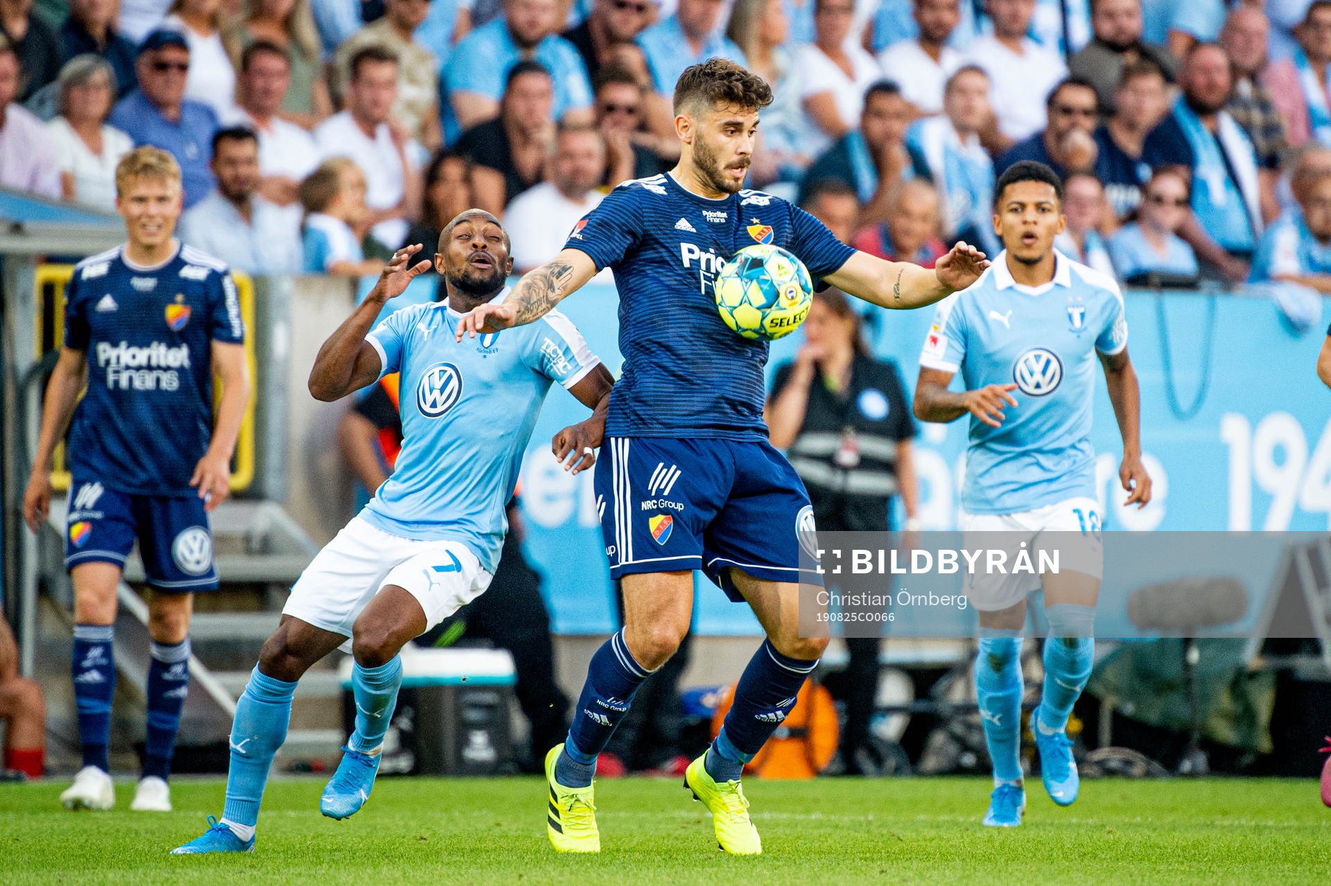 Djurgårdens Astrit Ajdarevic mot Malmö FFs Fouad Bachirou