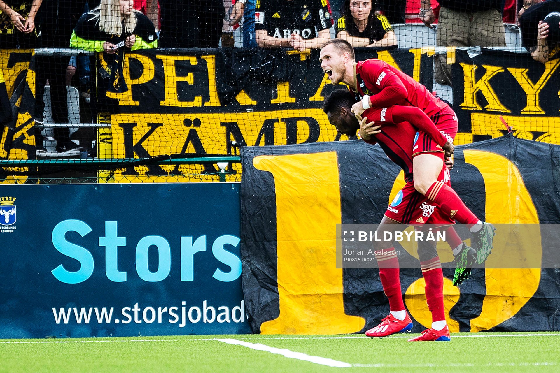 Östersunds Blair Turgott jublar med Charlie Colkett efter 1-1 under fotbollsmatchen i Allsvenskan mellan Östersund och AIK den 25 Augusti 2019 i Östersund.