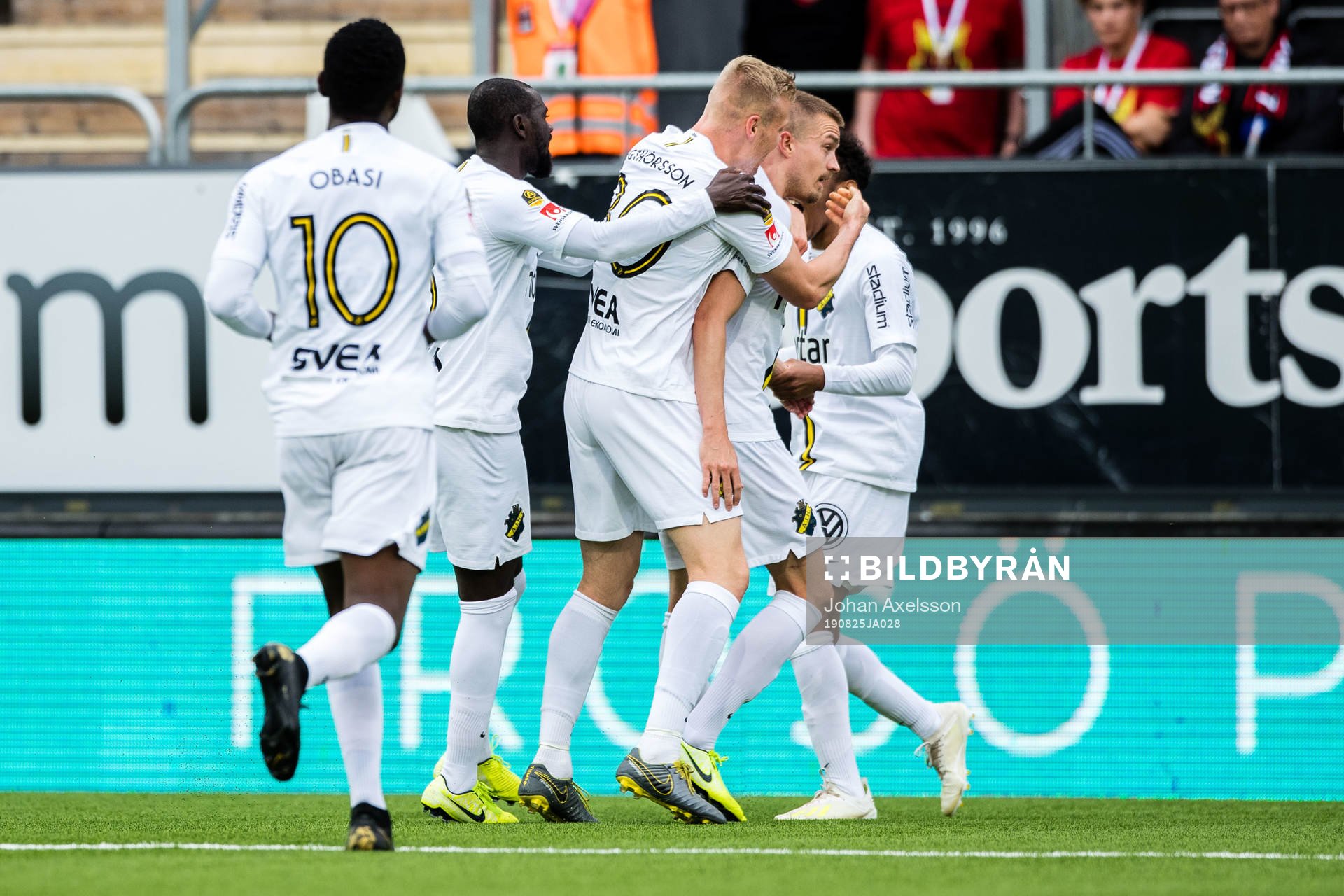 s Rasmus Lindkvist jublar med lagkamrater