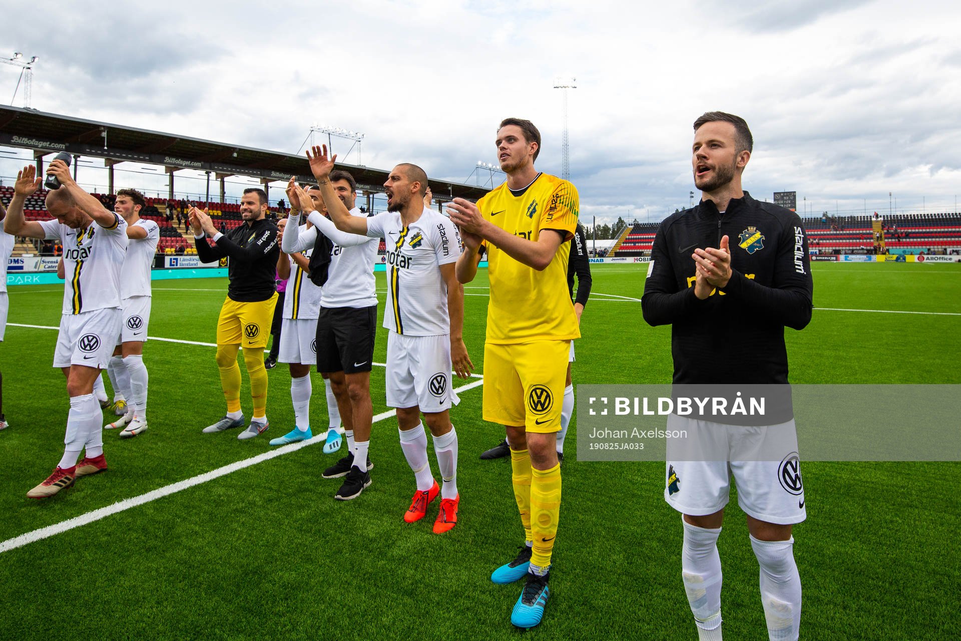AIK:s målvakt Oscar Linnér jublar efter fotbollsmatchen i Allsvenskan mellan Östersund och AIK den 25 Augusti 2019 i Östersund.
