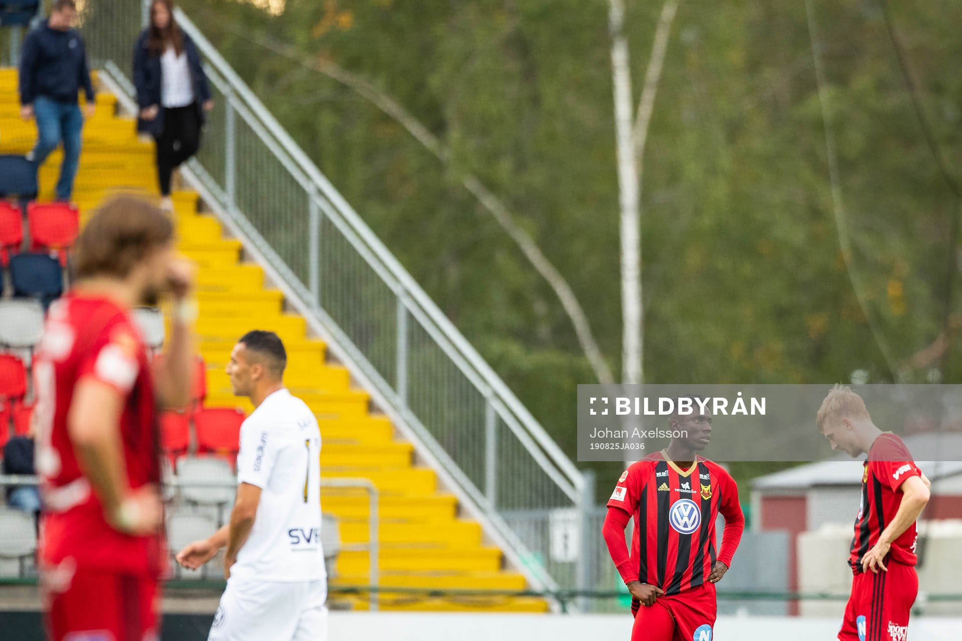 Östersunds Jordan Attah Kadiri  och Simon Kroon deppar
