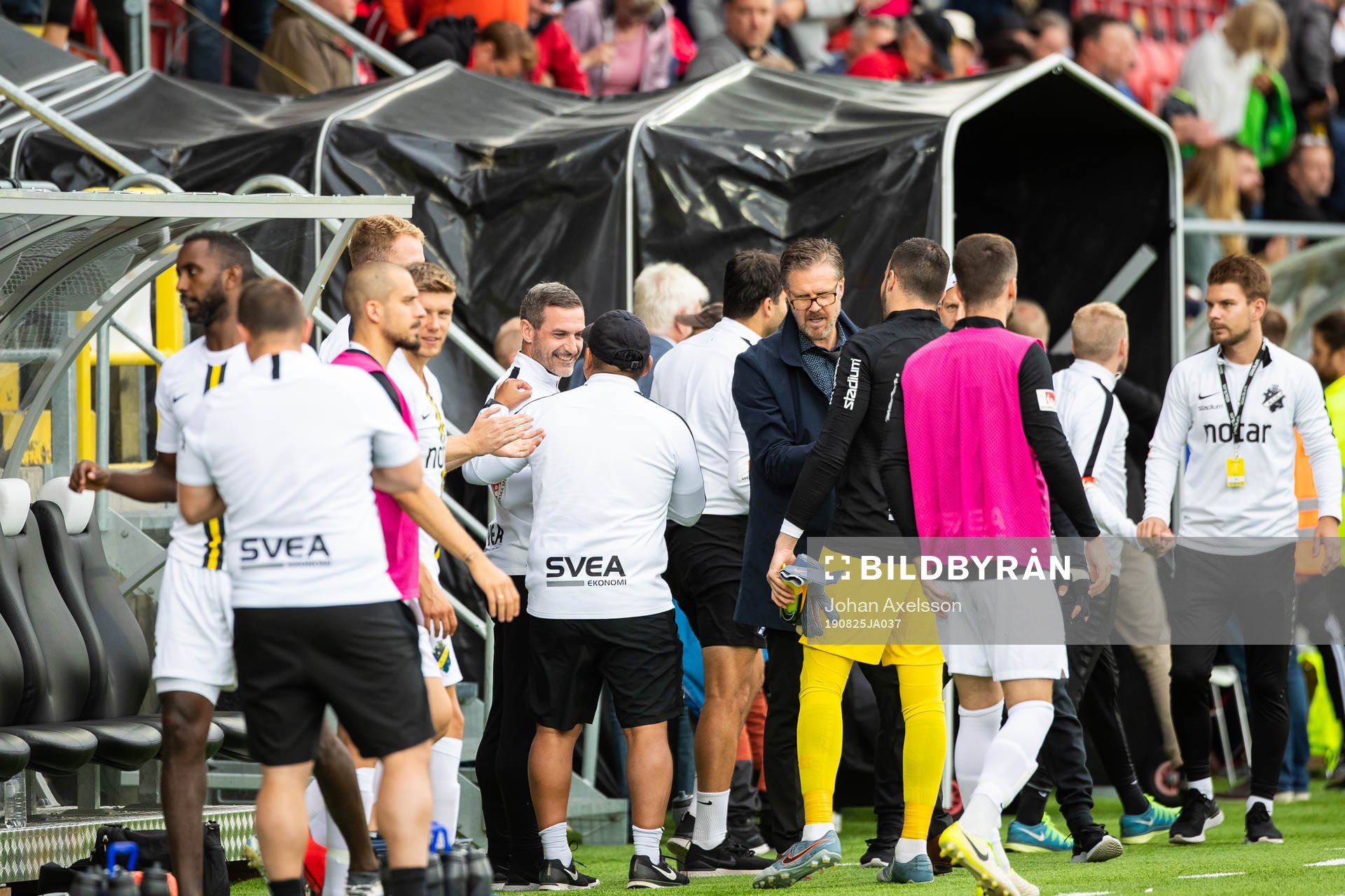 AIK:s tränare Rikard Norling jublar efter fotbollsmatchen i Allsvenskan mellan Östersund och AIK den 25 Augusti 2019 i Östersund.