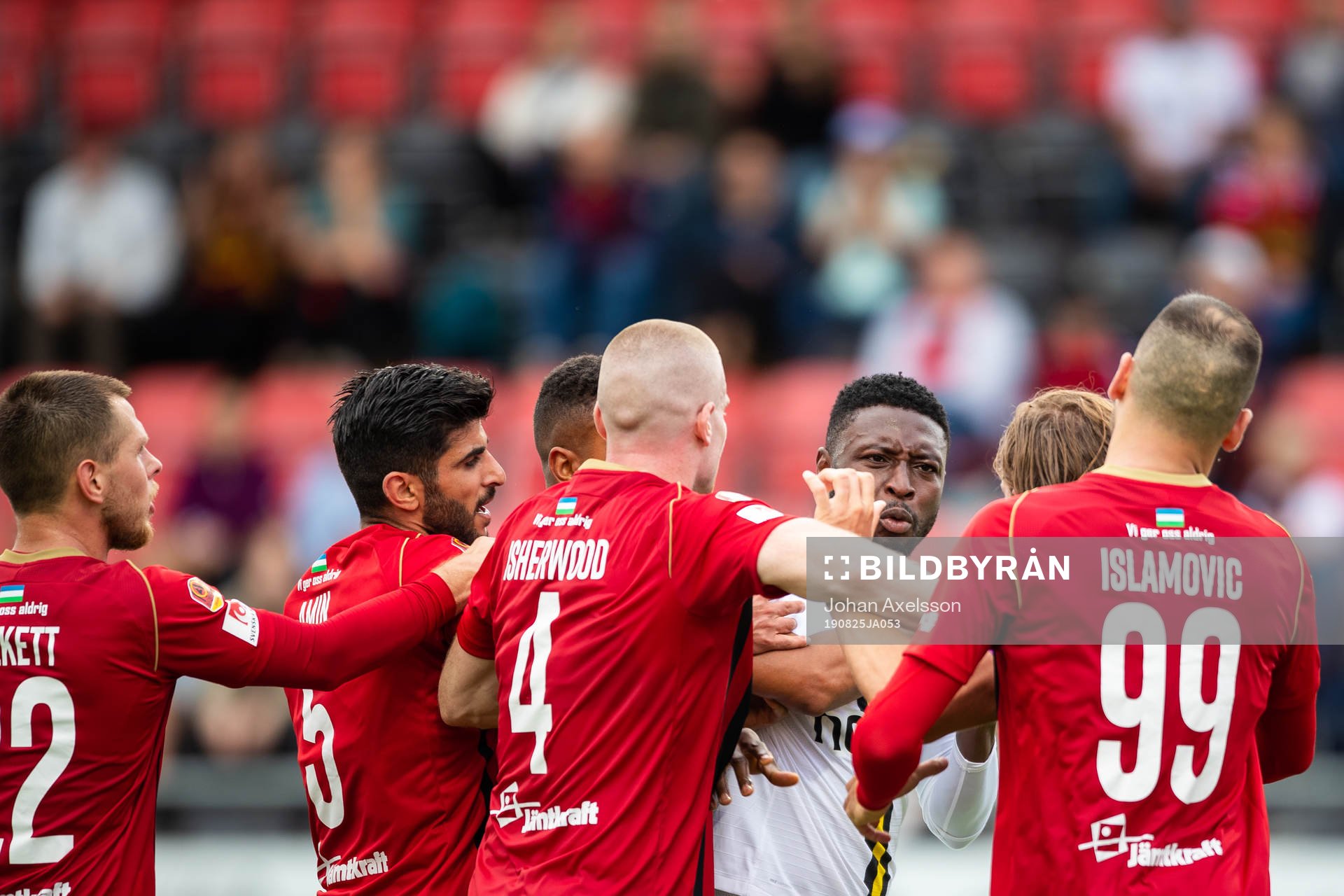 s Chinedu Obasi  reagerar mot Östersunds Tom Pettersson