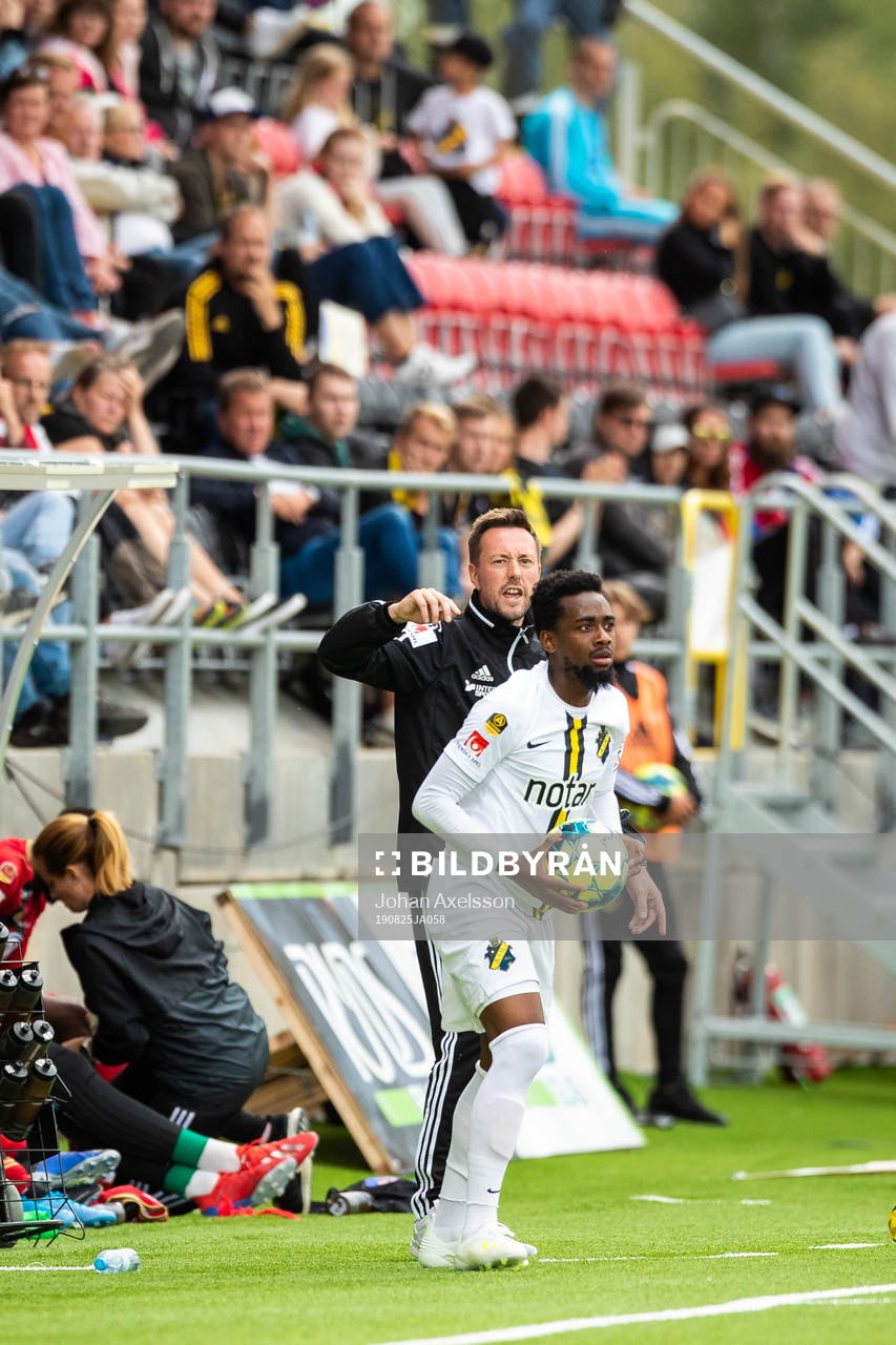 Östersunds tränare Ian Burchnall  reagerar