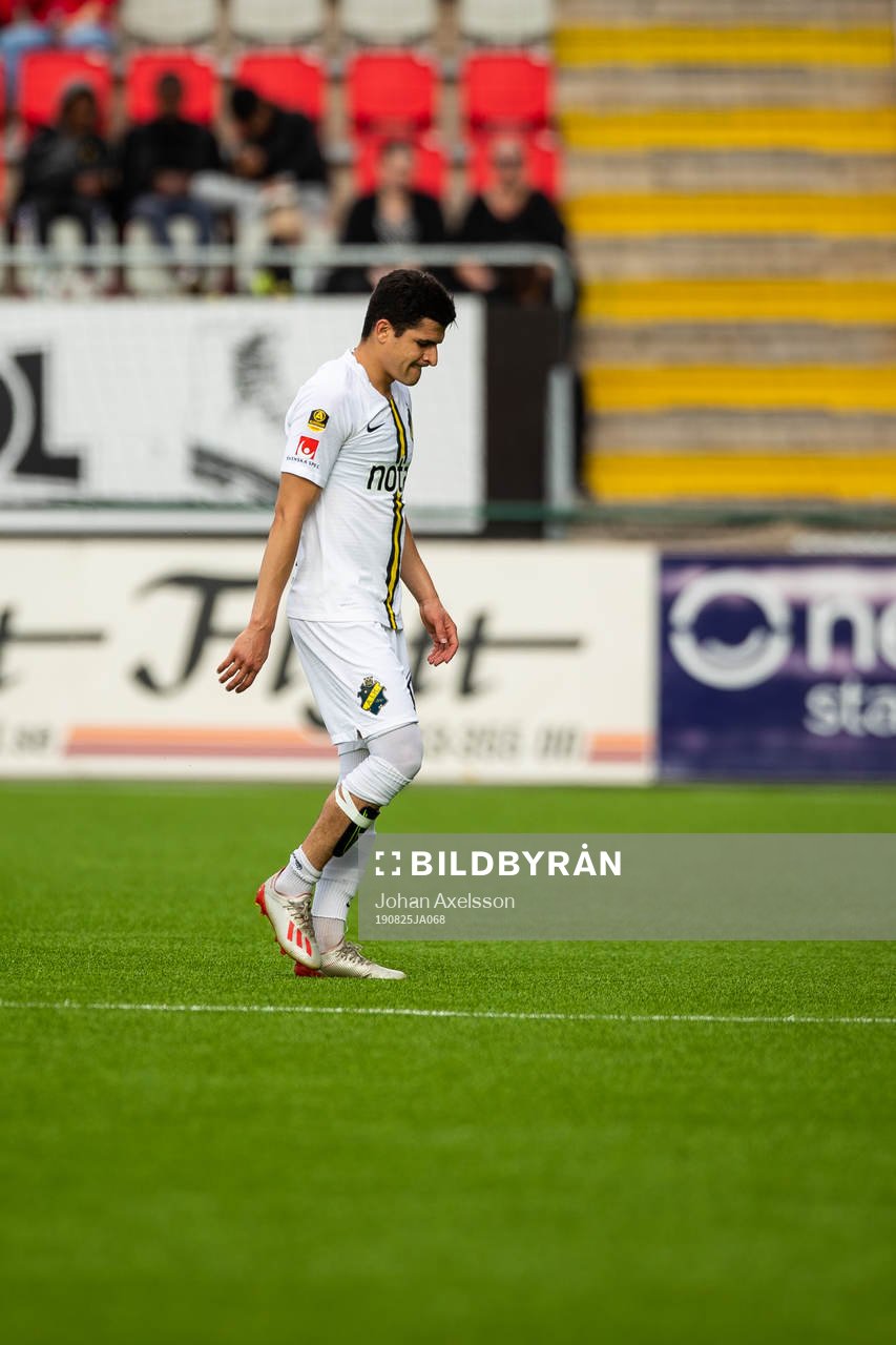 s Tarik Elyounoussi  lämnar planen skadad