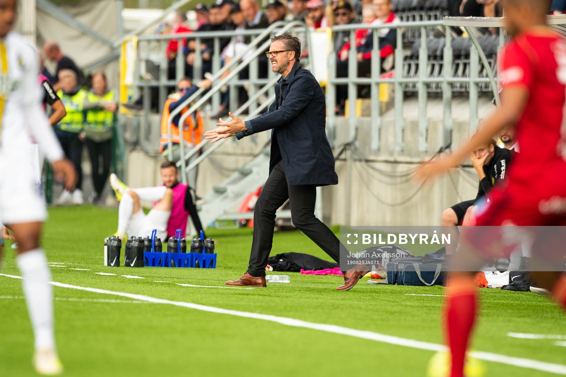 s tränare Rikard Norling reagerar