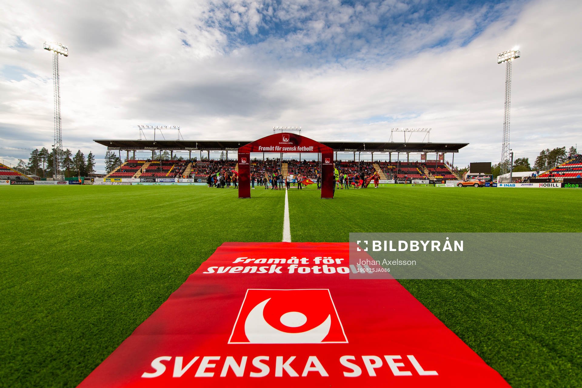 En matta med med Svenska Spel logga införr fotbollsmatchen
