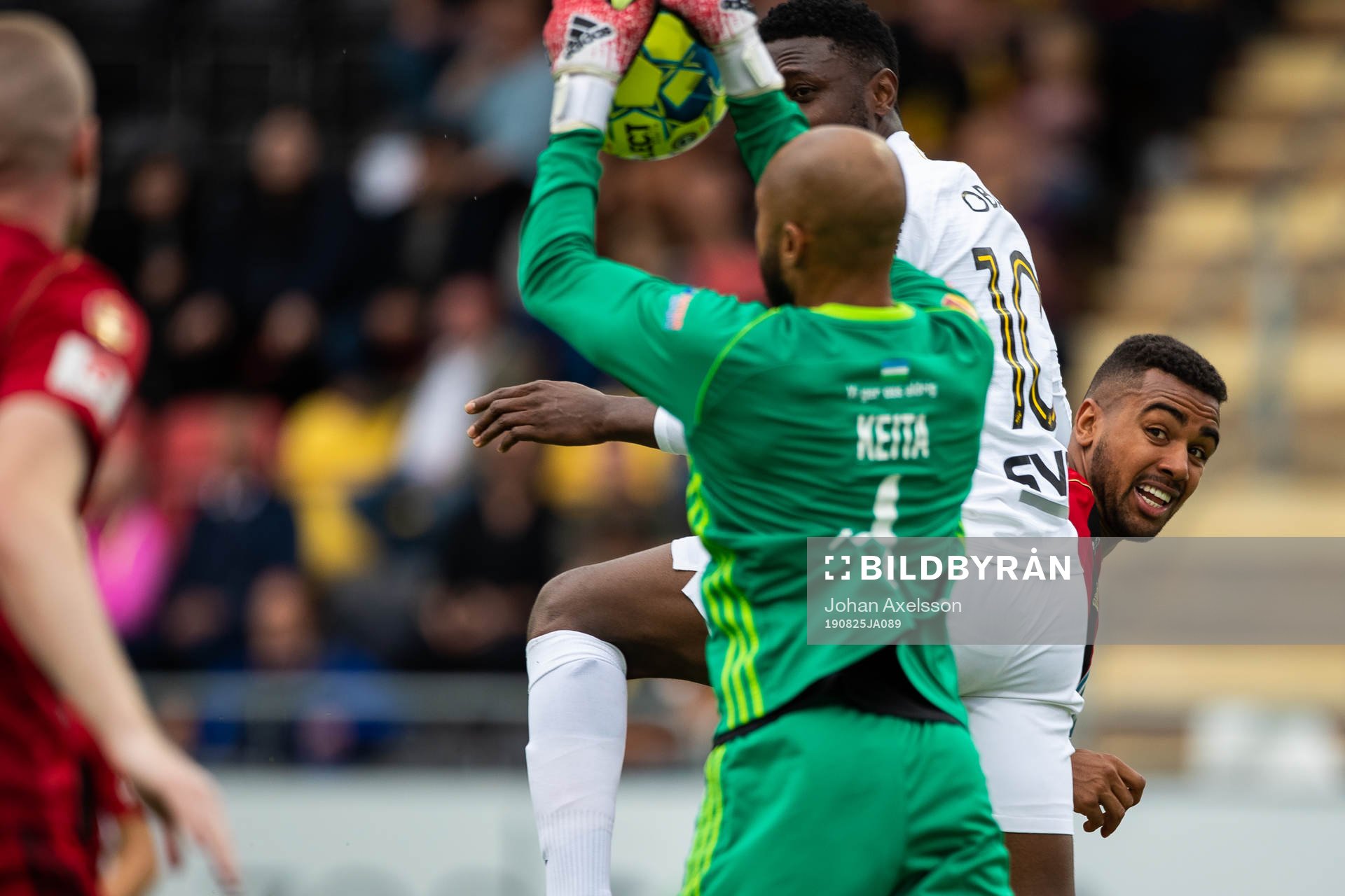 s Chinedu Obasi samtiditgt som Östersunds målvakt Aly
