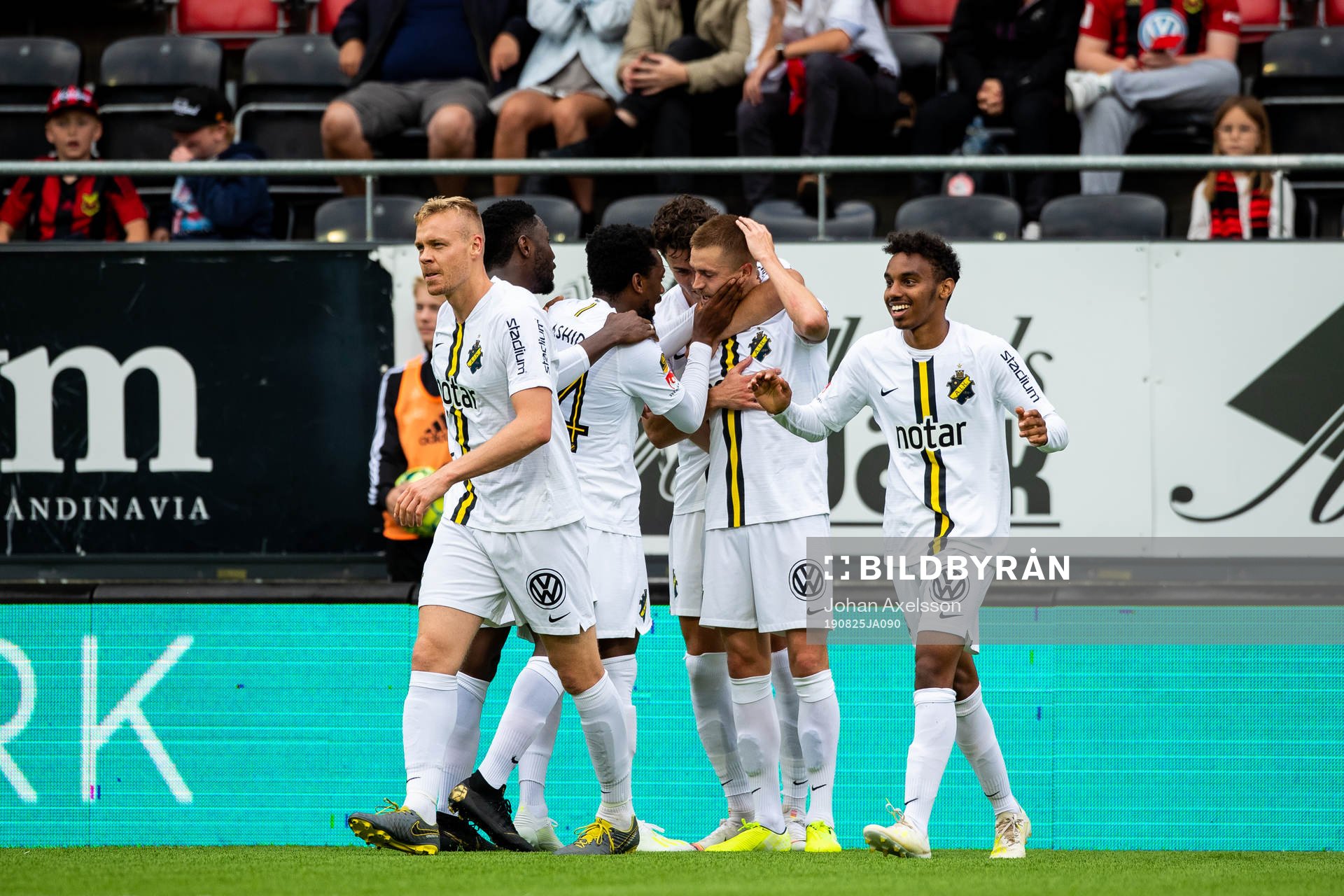AIK:s Rasmus Lindkvist i mitten, jublar med lagkamrater efter han gjort 1-2 under fotbollsmatchen i Allsvenskan mellan Östersund och AIK den 25 Augusti 2019 i Östersund.