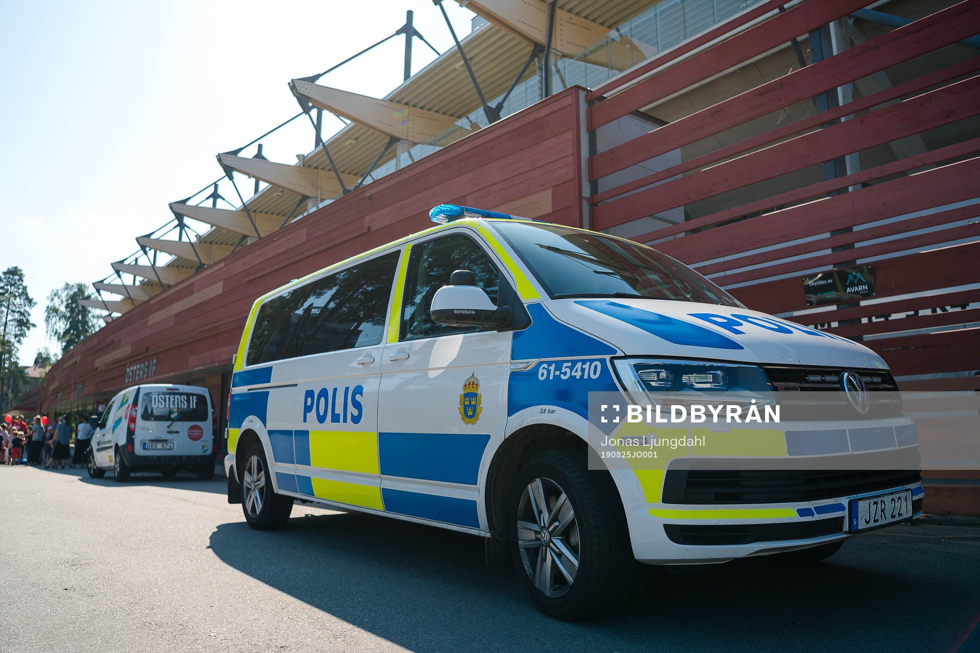 Polisbil utanför Myresjöhus arena före fotbollsmatchen i