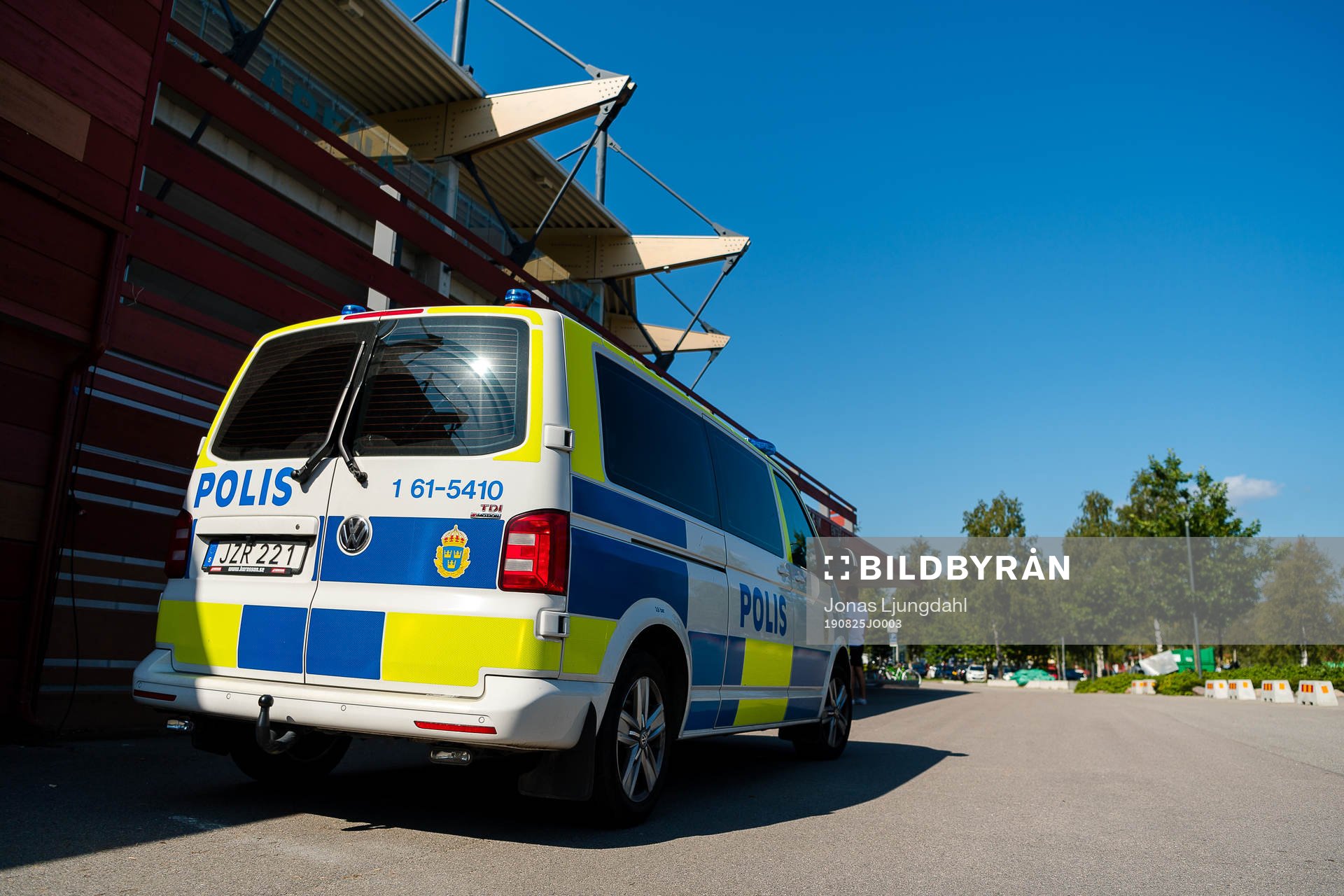 Polisbil utanför Myresjöhus arena före fotbollsmatchen i