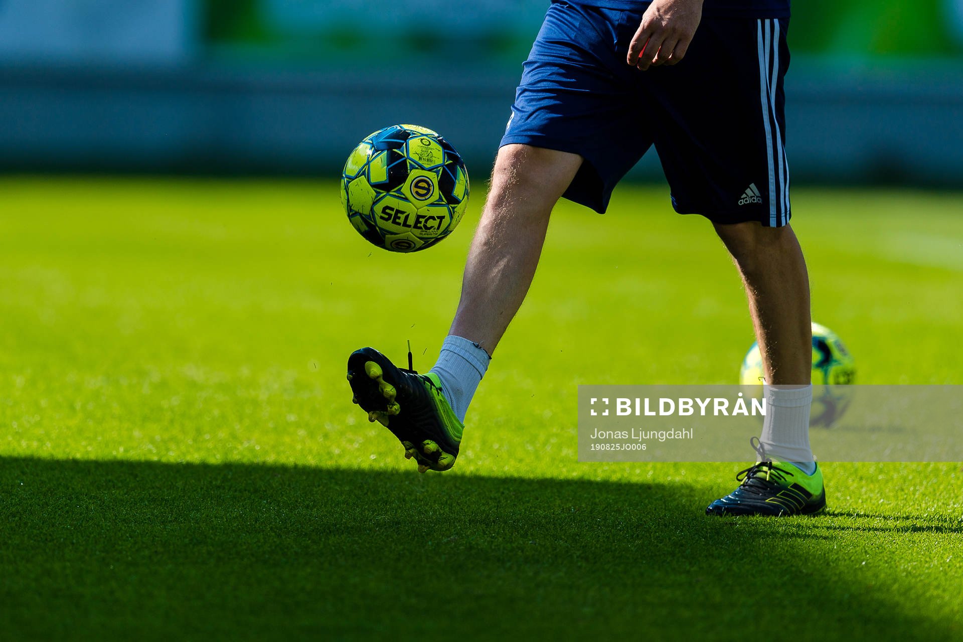 En boll kickas före fotbollsmatchen i Superettan mellan