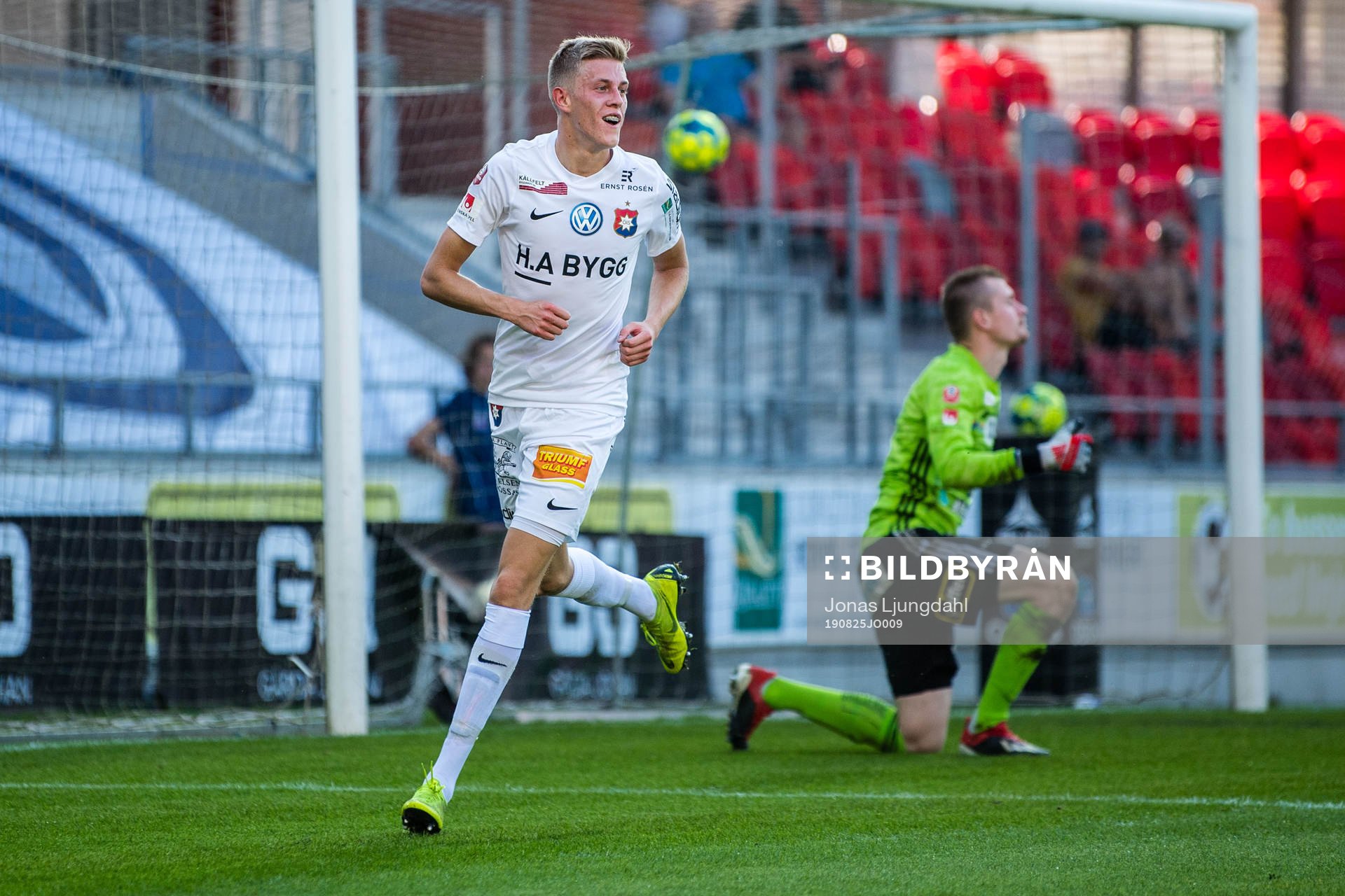 Örgrytes Alexander Bernhardsson jublar
