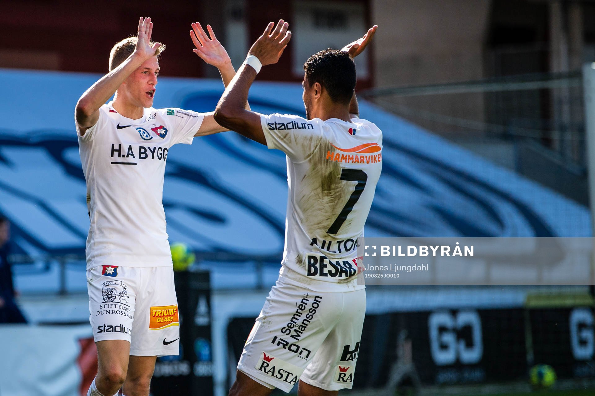Örgrytes Alexander Bernhardsson och Ailton Almeida jublar
