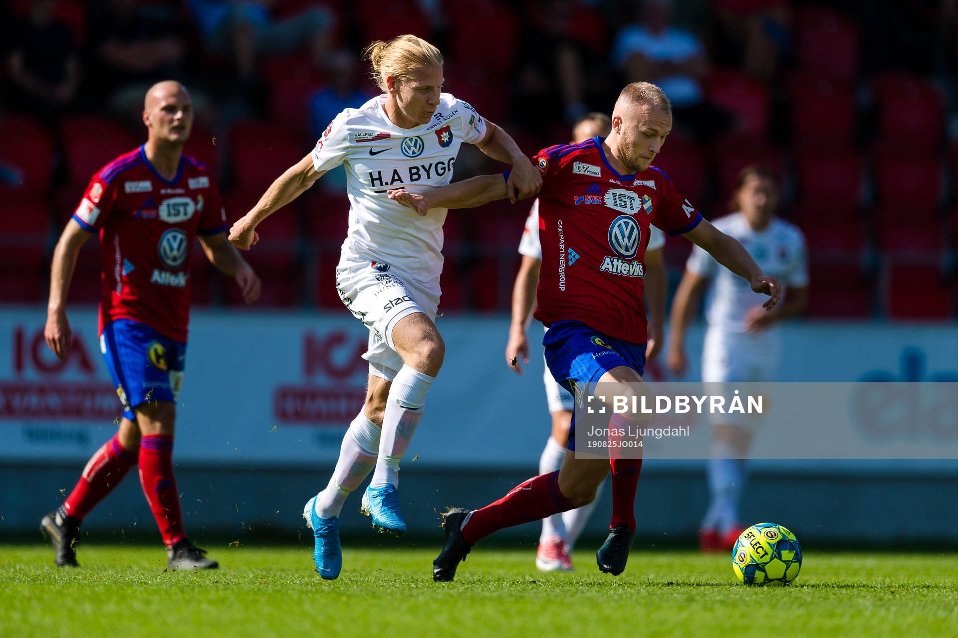Örgrytes Gustav Ludwigson i kamp med Östers Jonathan Drott under fotbollsmatchen i Superettan mellan Öster och Örgryte den 25 augusti 2019 i Växjö.