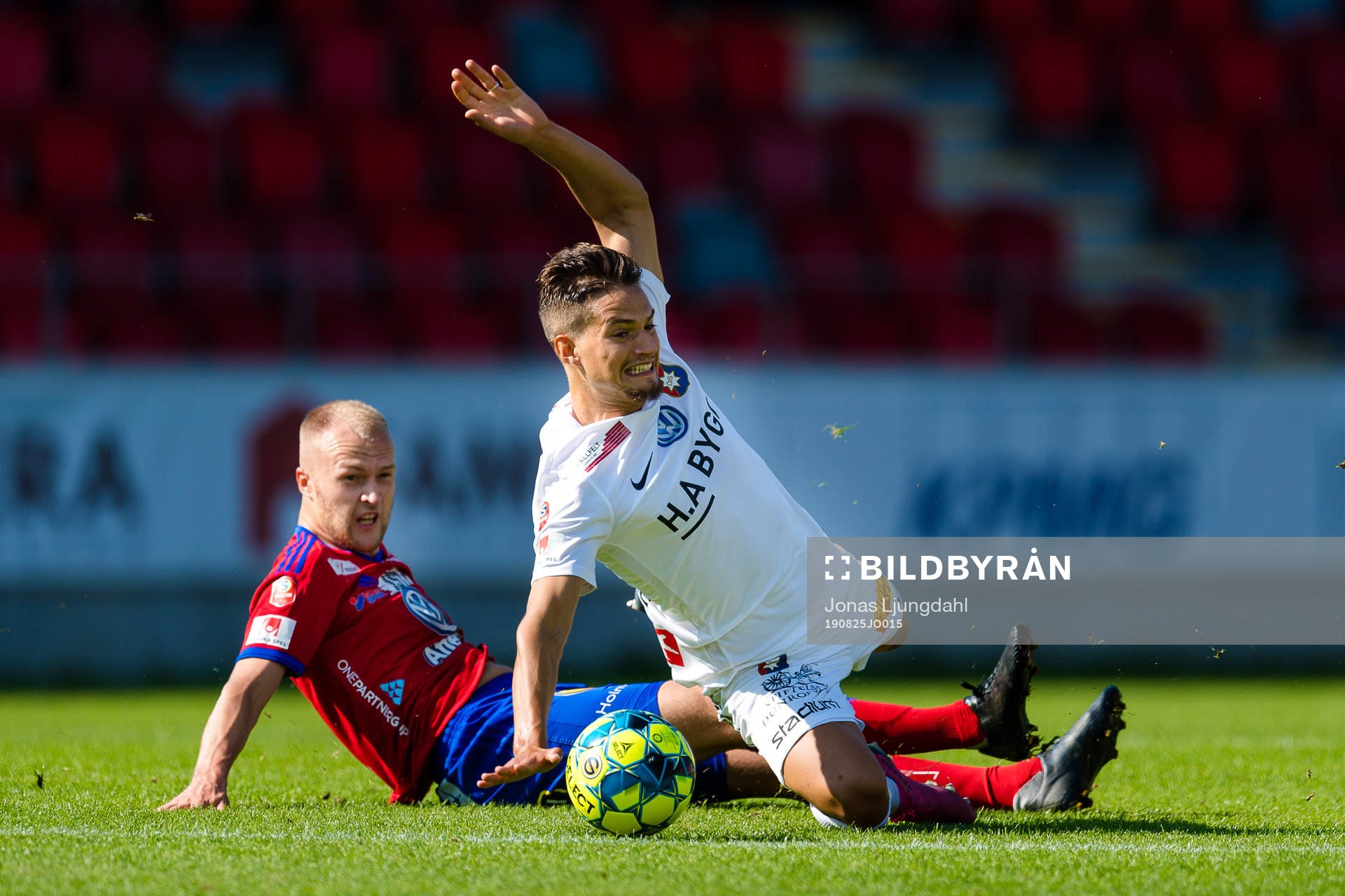 Östers Jonathan Drott i kamp med Örgrytes Amin Affane under fotbollsmatchen i Superettan mellan Öster och Örgryte den 25 augusti 2019 i Växjö.