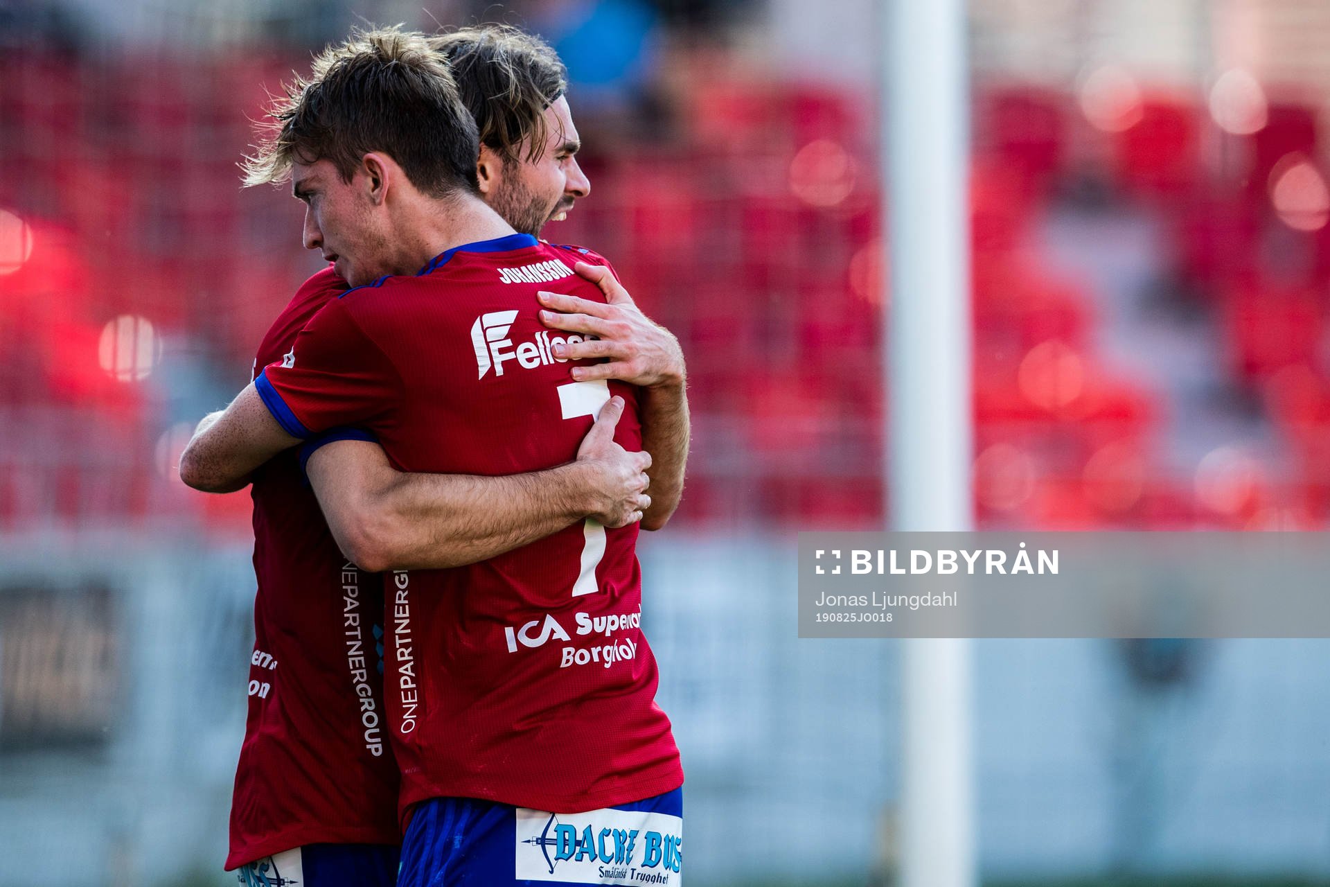 Östers Carl Johansson och Christian Ljungberg jublar efter 1-1 under fotbollsmatchen i Superettan mellan Öster och Örgryte den 25 augusti 2019 i Växjö.