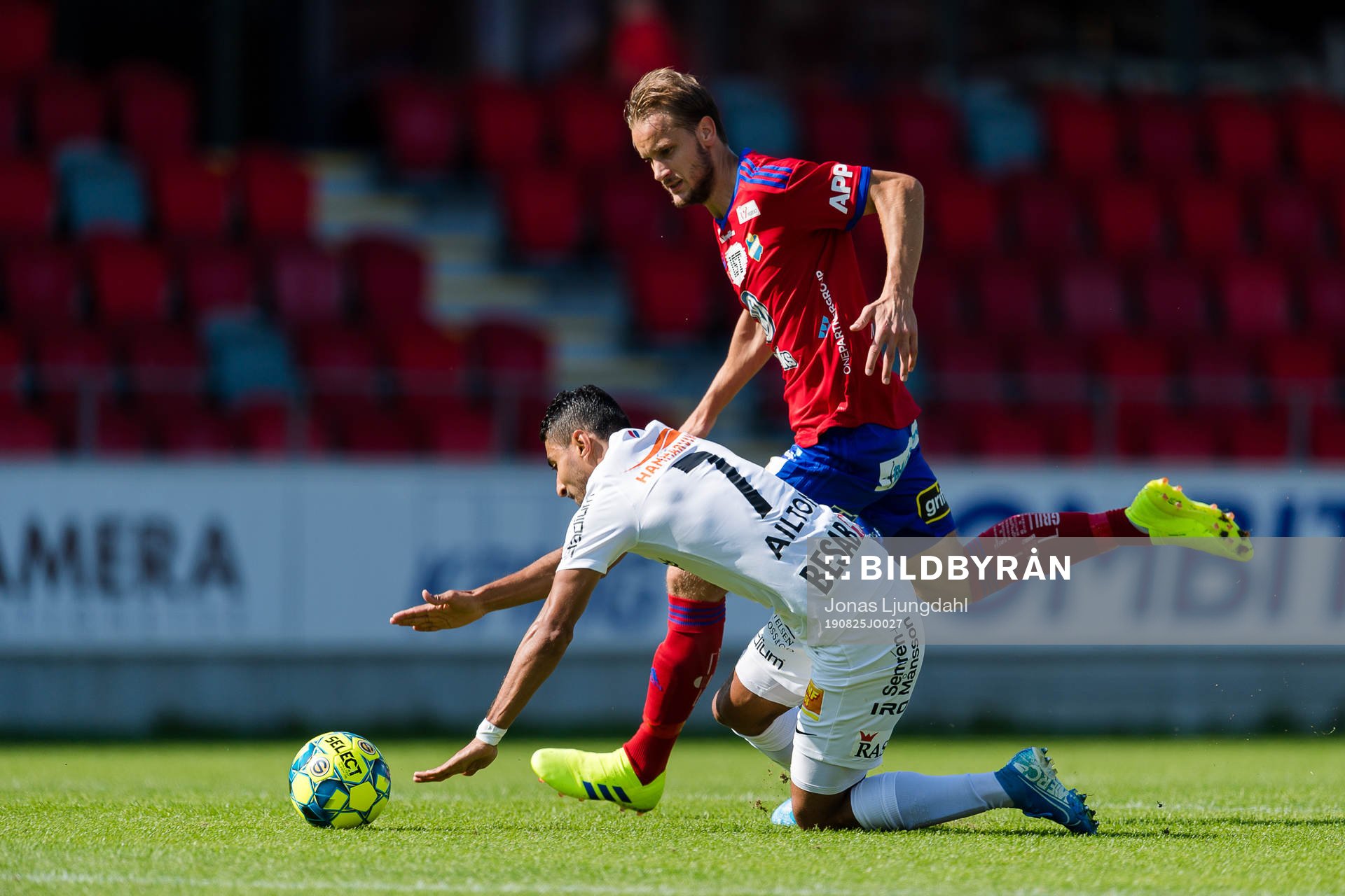 Örgrytes Ailton Almeida faller o kamp med Östers Månz Karlsson under fotbollsmatchen i Superettan mellan Öster och Örgryte den 25 augusti 2019 i Växjö.