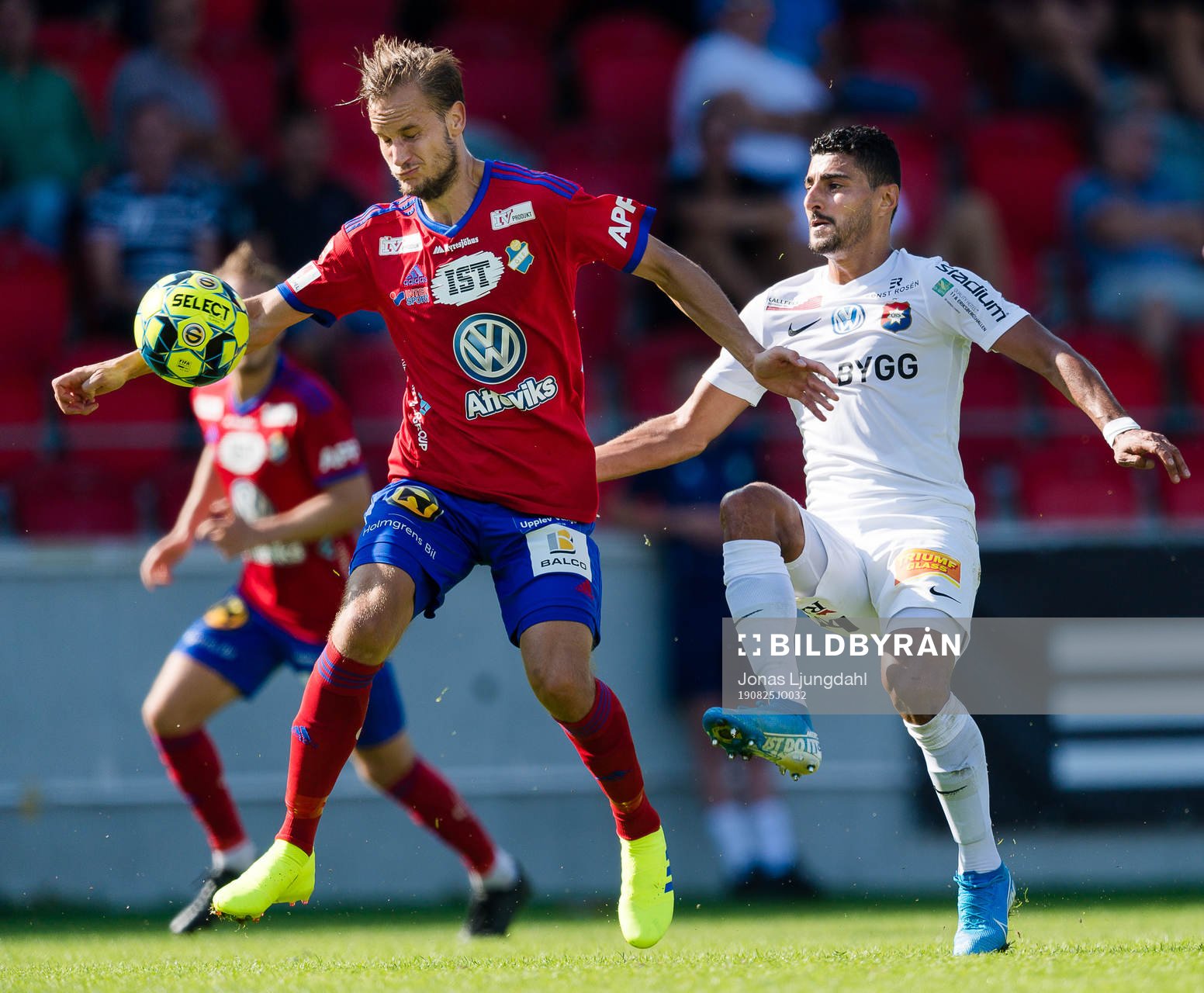 Östers Månz Karlsson jagas av Örgrytes Ailton Almeida under fotbollsmatchen i Superettan mellan Öster och Örgryte den 25 augusti 2019 i Växjö.