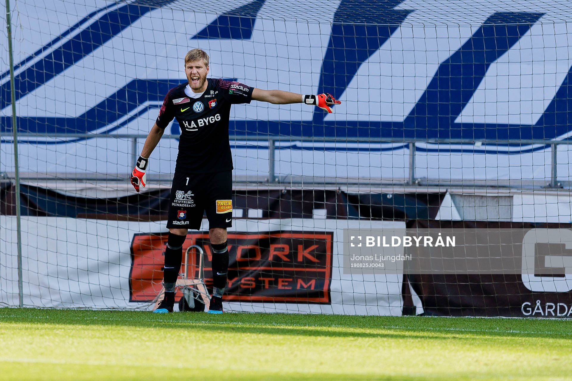 Örgrytes målvakt Fredrik Andersson skriker