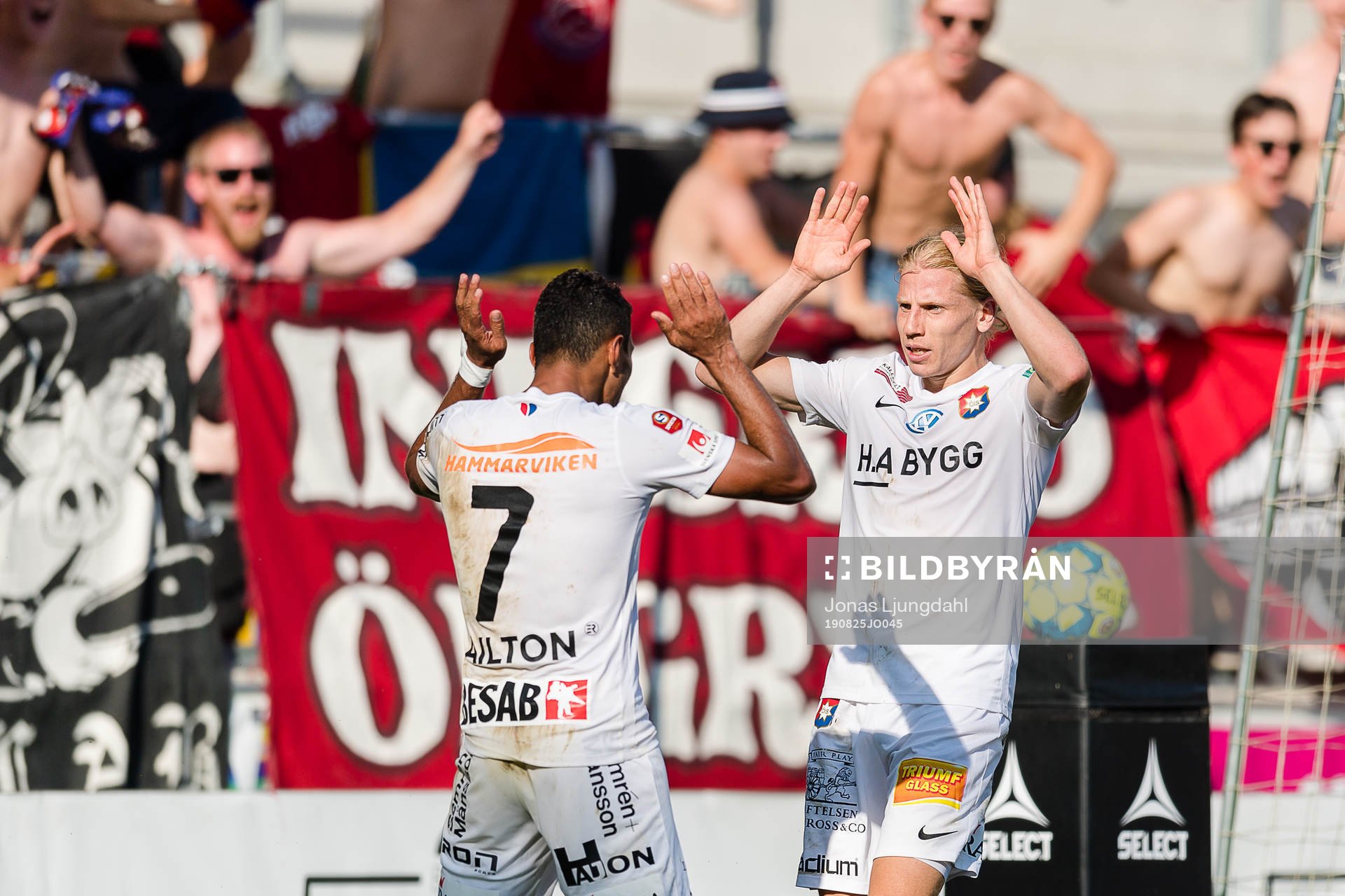 Örgrytes Ailton Almeida och Gustav Ludwigson jublar