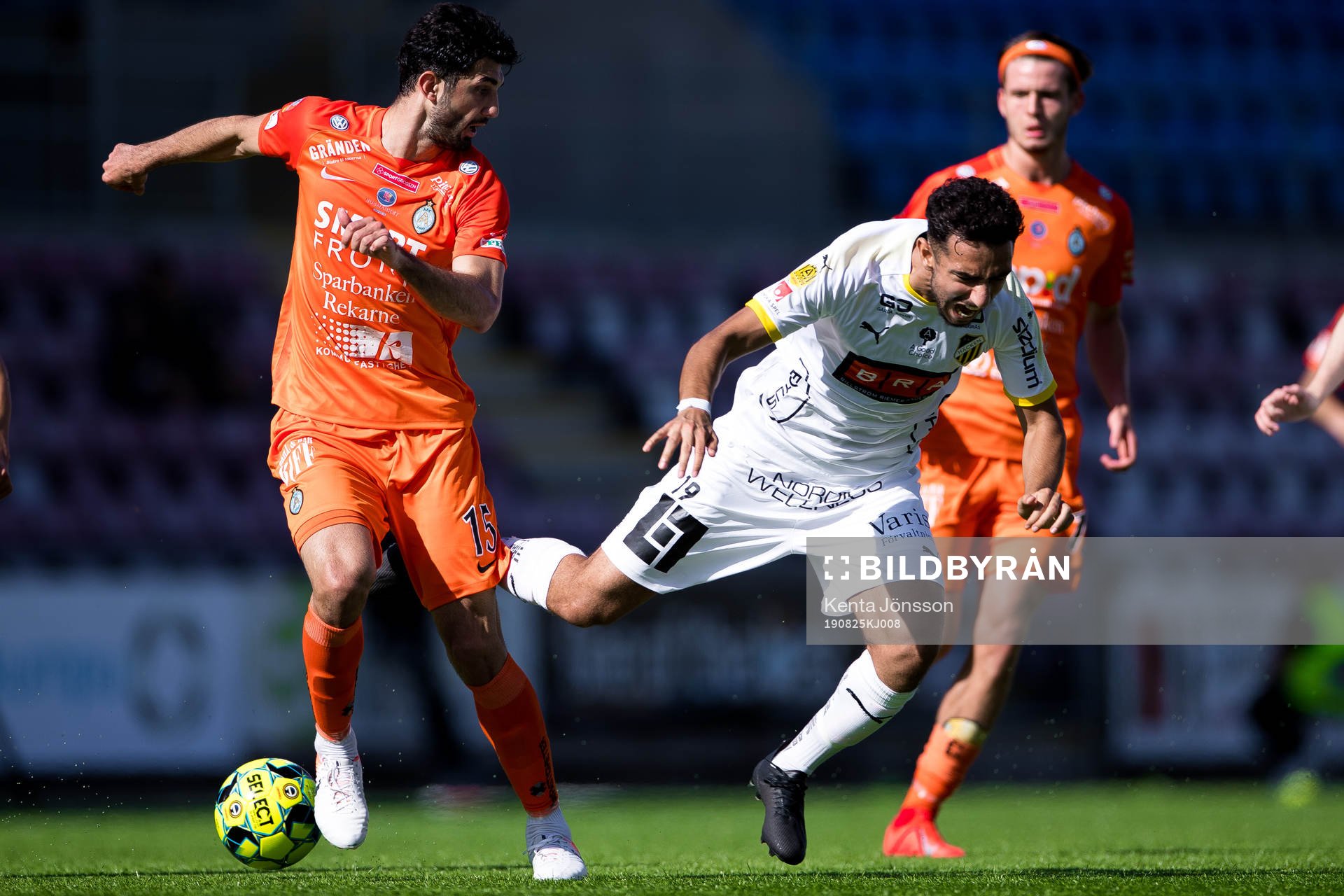 Häckens Daleho Irandust och AFC Eskilstunas Sandro Tsveiba