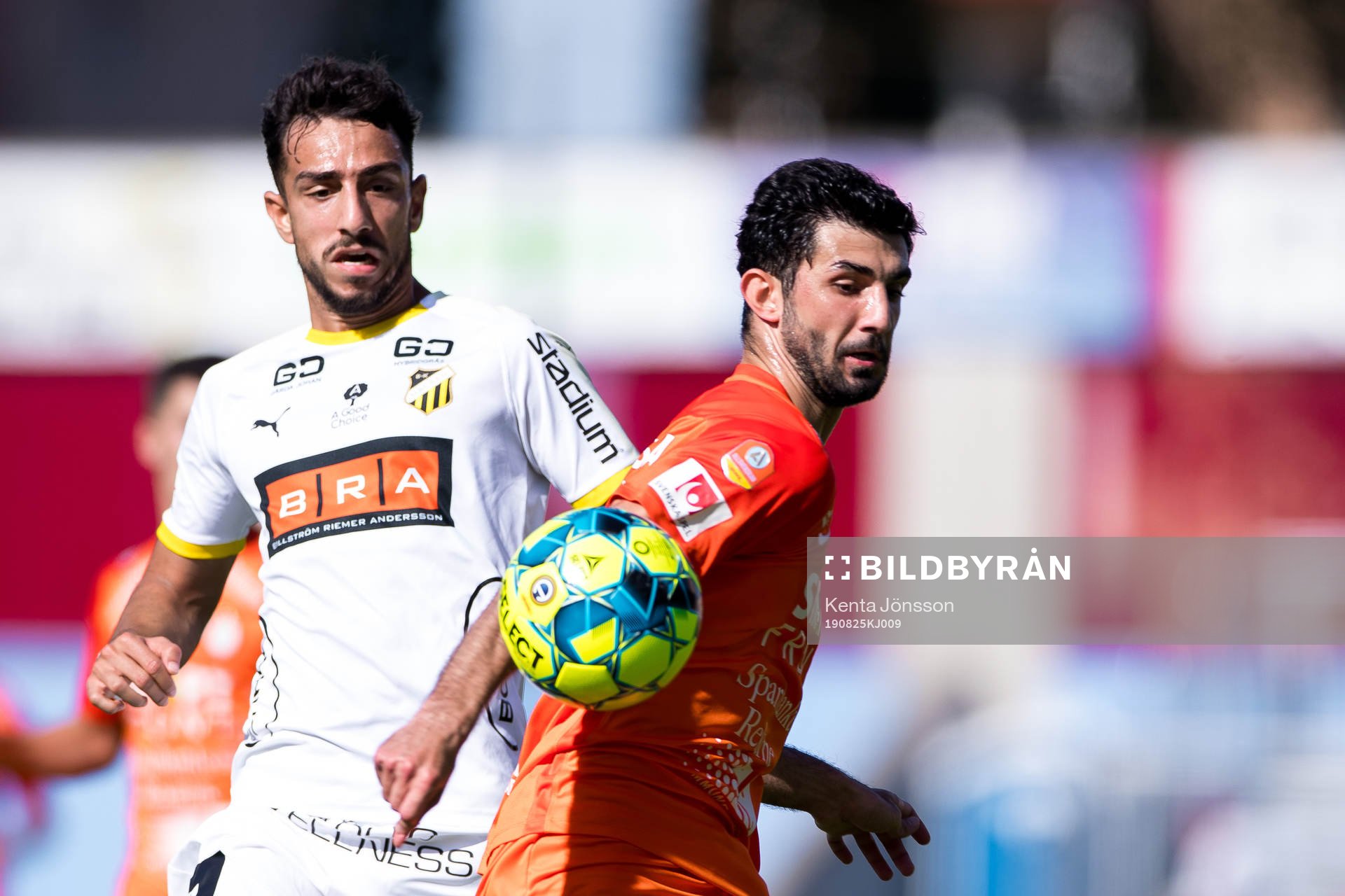 Häckens Daleho Irandust och AFC Eskilstunas Sandro Tsveiba