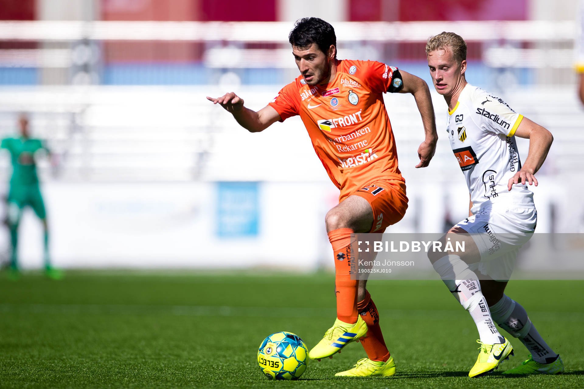 AFC Eskilstunas Anel Rashkaj och Häckens Gustav Berggren