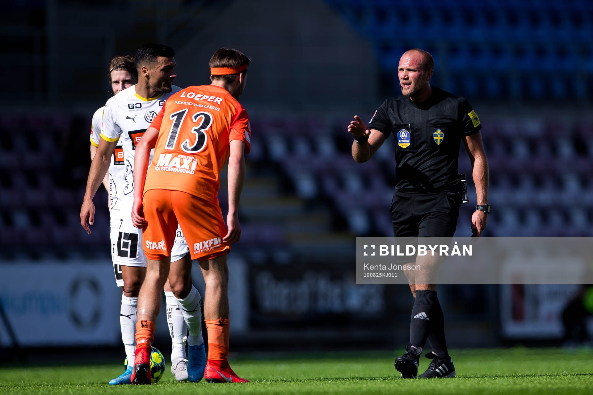 domare Patrik Eriksson i samspråk med AFC Eskilstunas