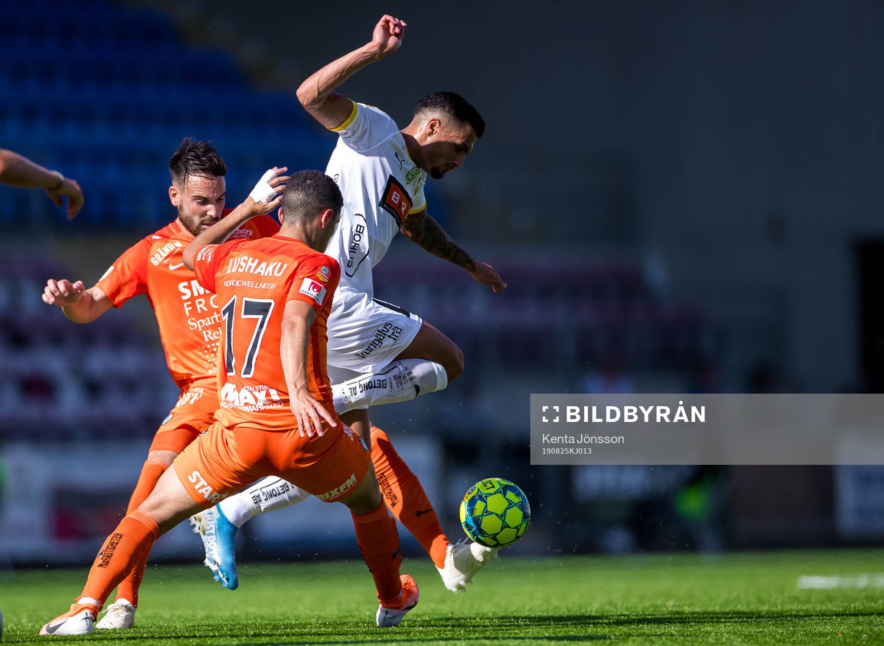 Häckens Ahmed Yasin och AFC Eskilstunas Dzenis Kozica och