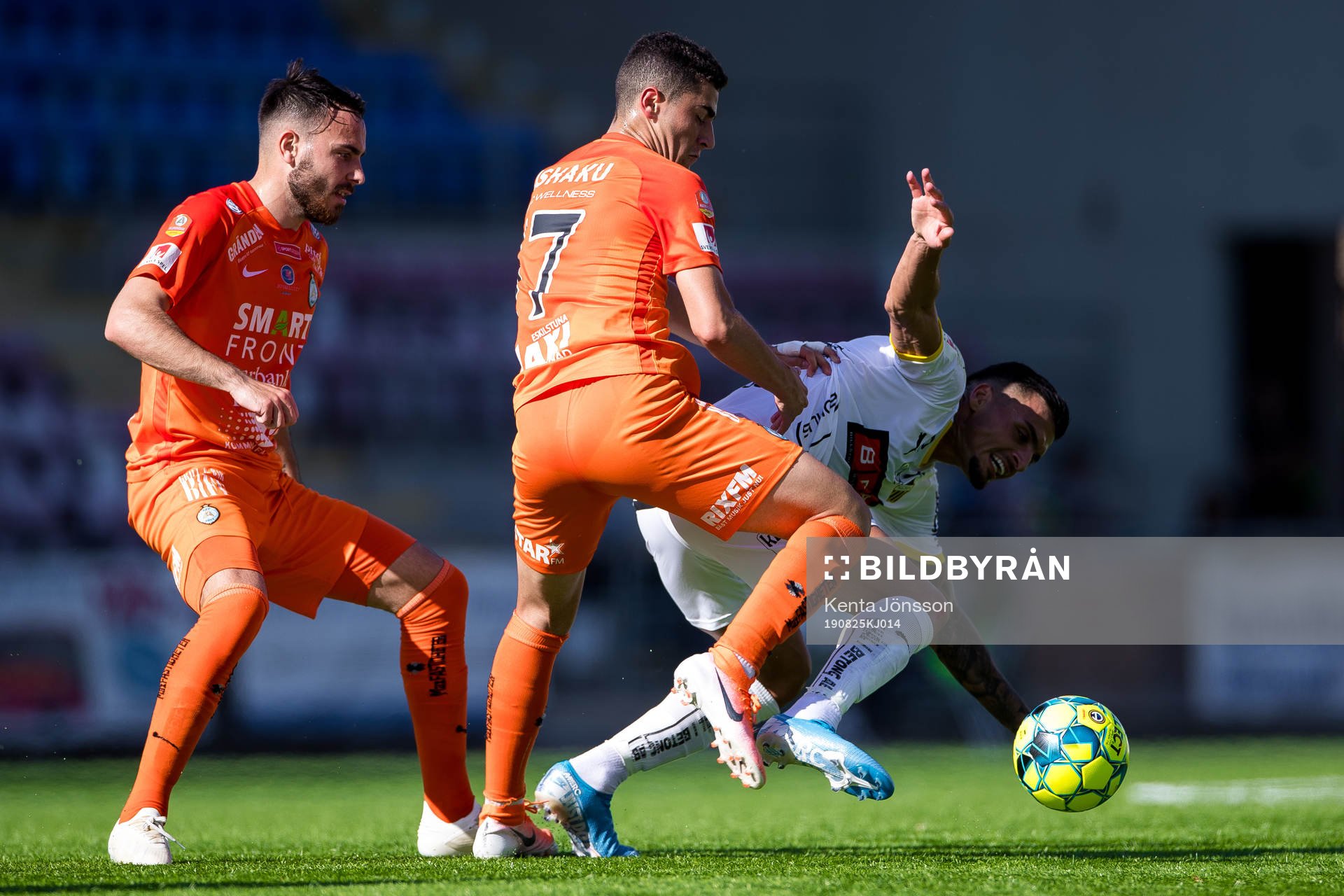 Häckens Ahmed Yasin och AFC Eskilstunas Dzenis Kozica och