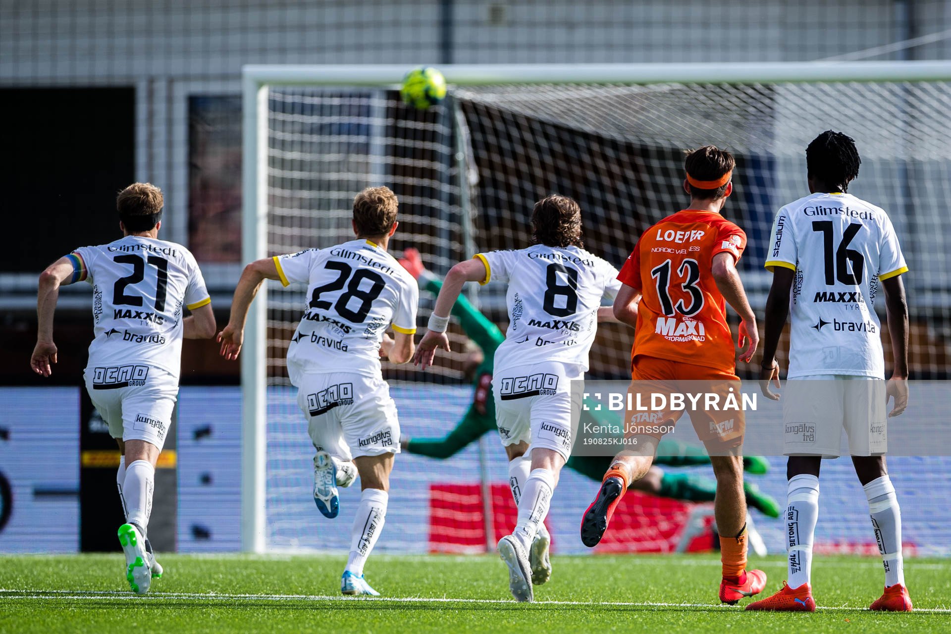 AFC Eskilstunas Dzenis Kozica skjuter straff i ribban