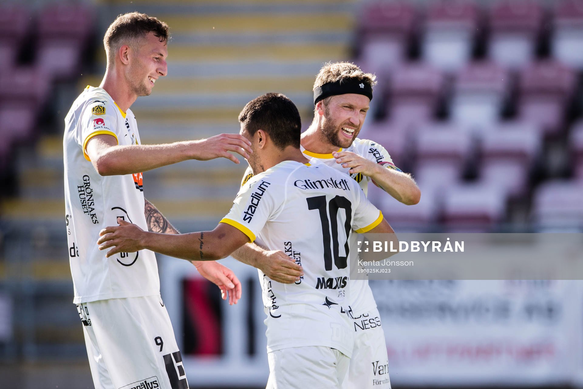 Häckens Paulinho jublar med Rasmus Lindgren och Gustaf