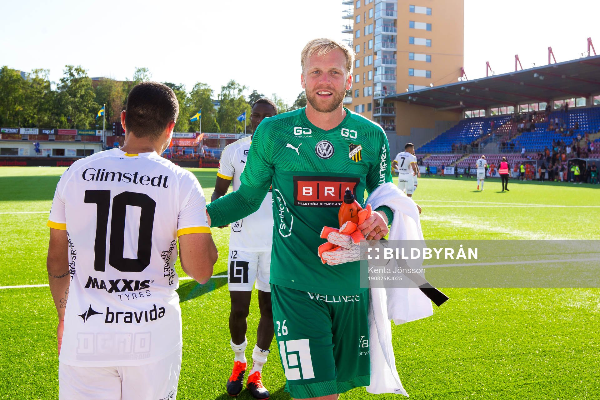 Häckens målvakt Peter Abrahamsson jublar med Paulinho efter fotbollsmatchen i Allsvenskan mellan AFC Eskilstuna och Häcken den 25 augusti 2019 i Eskilstuna.