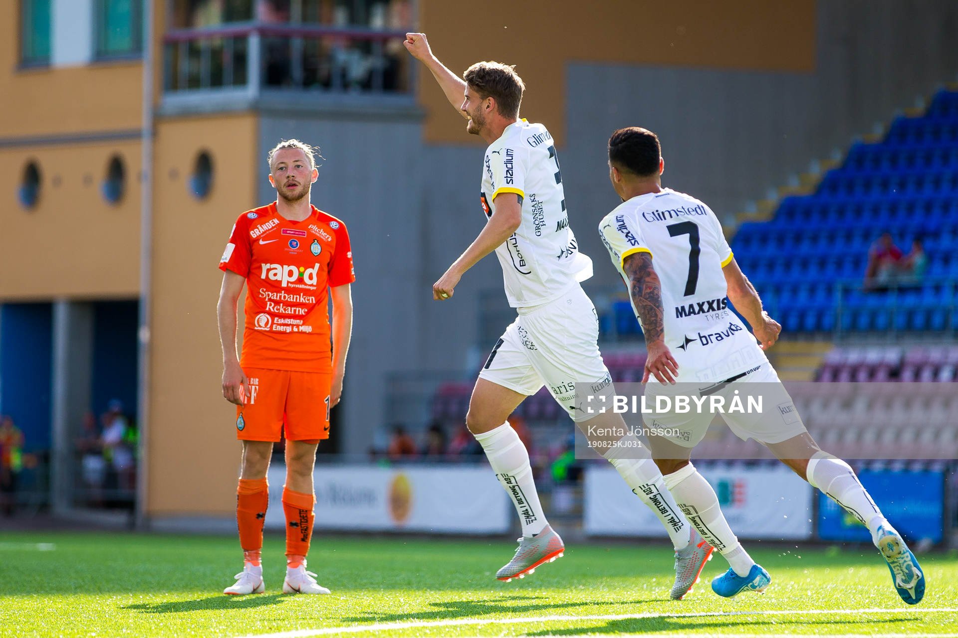 Häckens Johan Hammar jublar med Ahmed Yasin