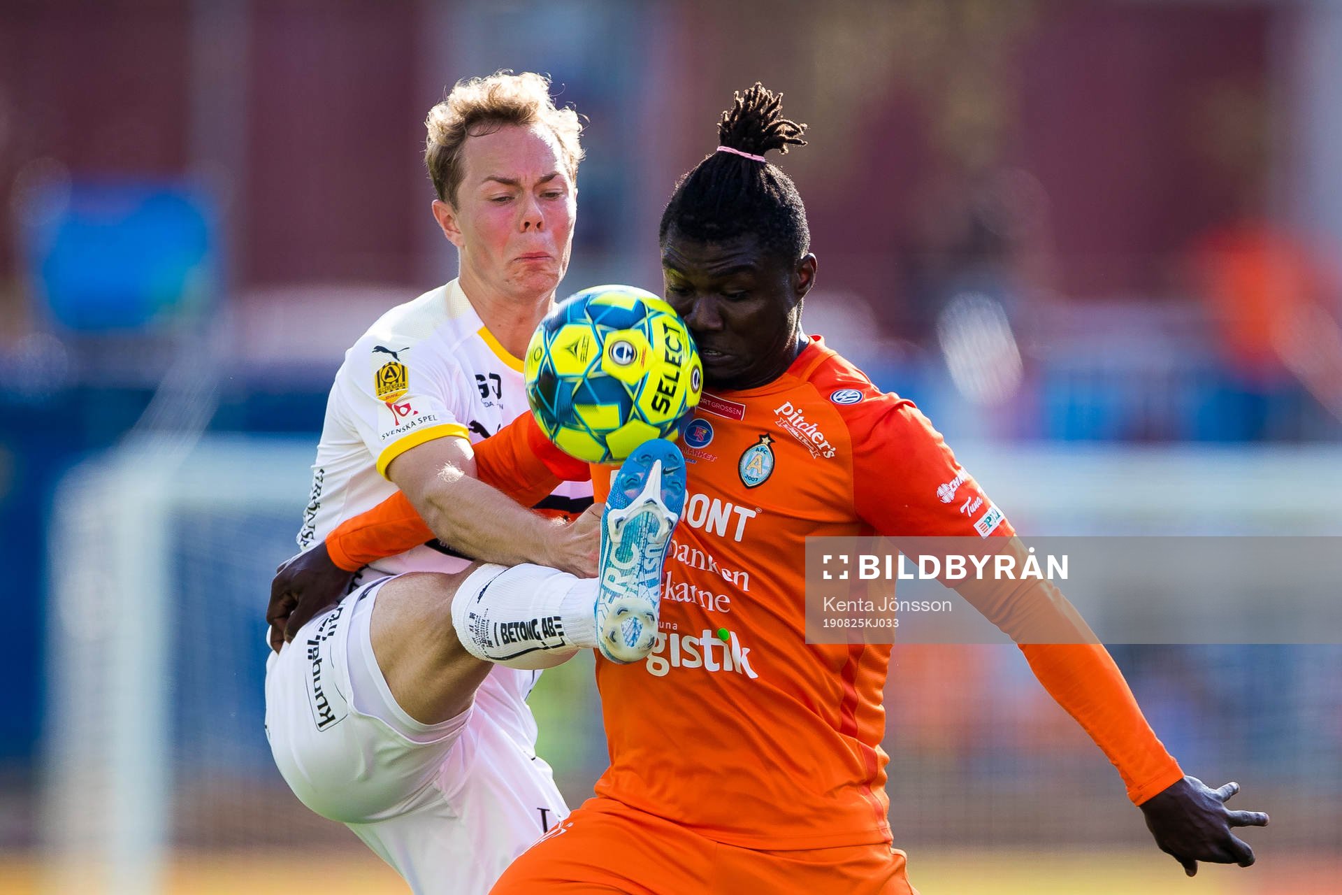 Häckens Adam Andersson och AFC Eskilstunas Onyedikachukwu