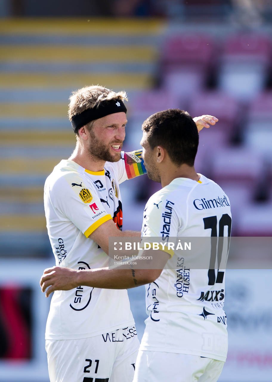 Häckens Paulinho (h) jublar med Rasmus Lindgren