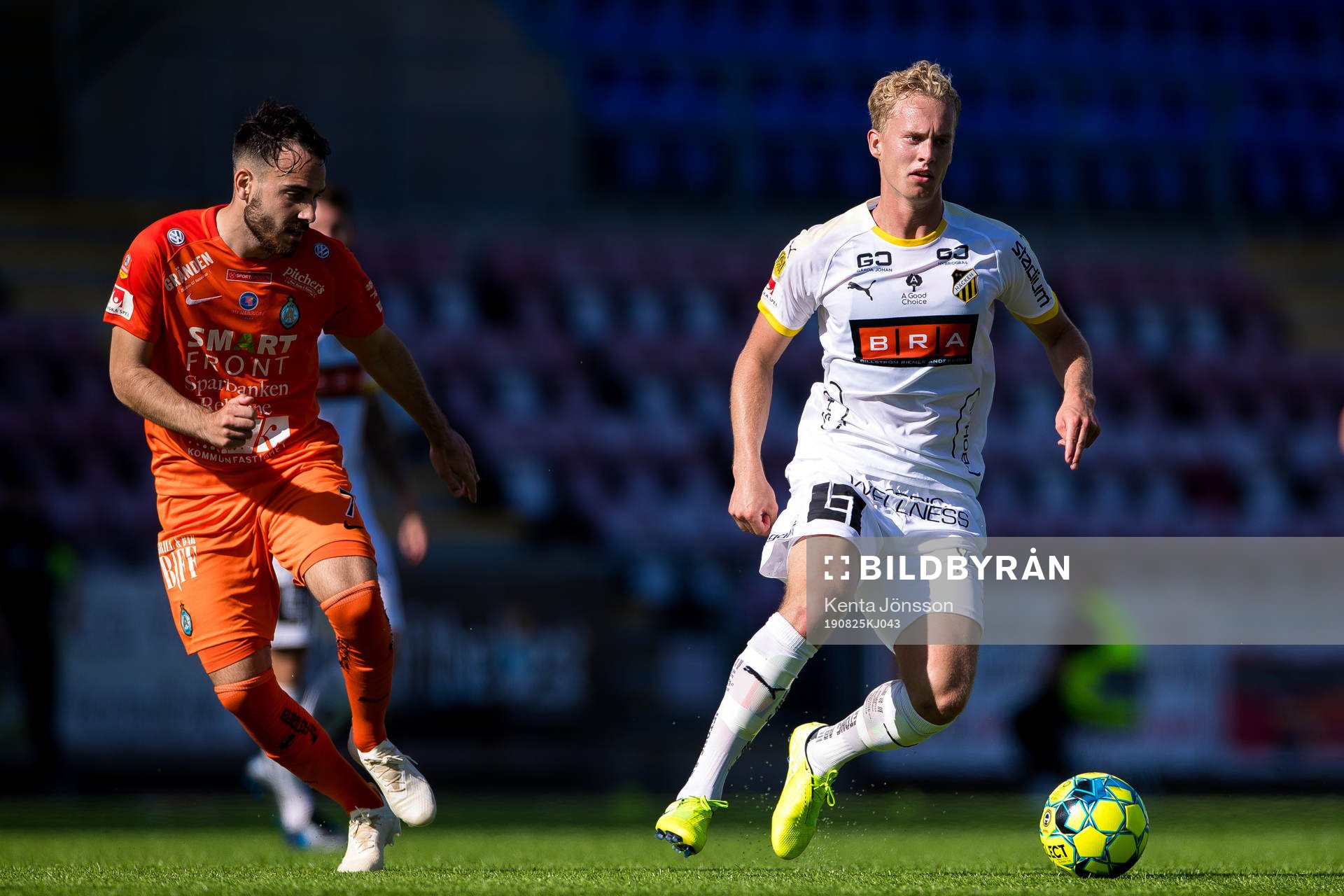 AFC Eskilstunas Dzenis Kozica och Häckens Gustav Berggren