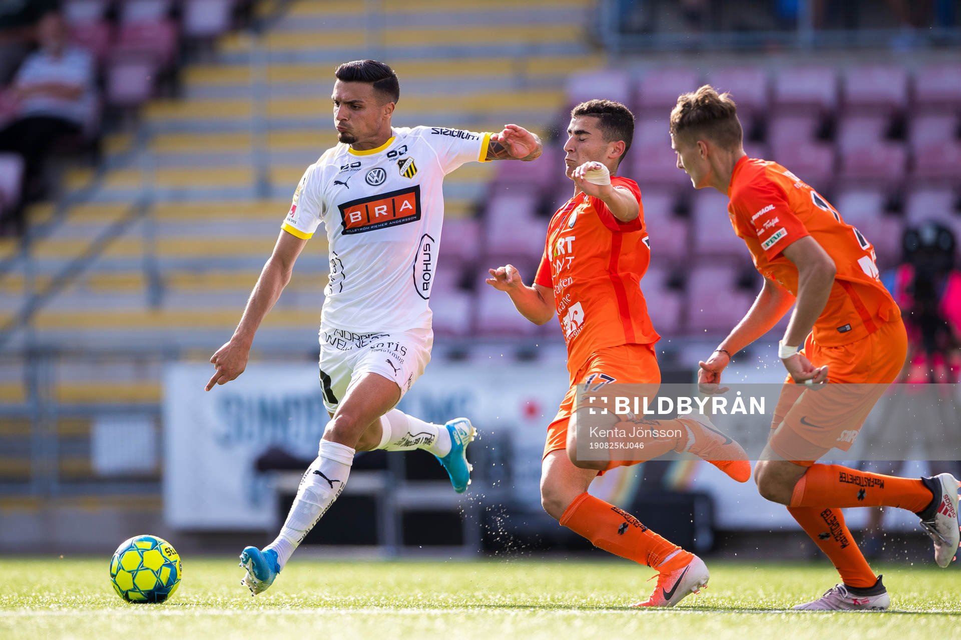 Häckens Ahmed Yasin i kamp om bollen med AFC Eskilstunas