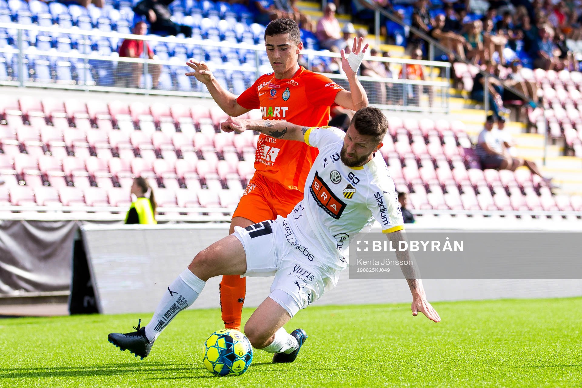 AFC Eskilstunas Kadir Hodzic och Häckens Joona Toivio