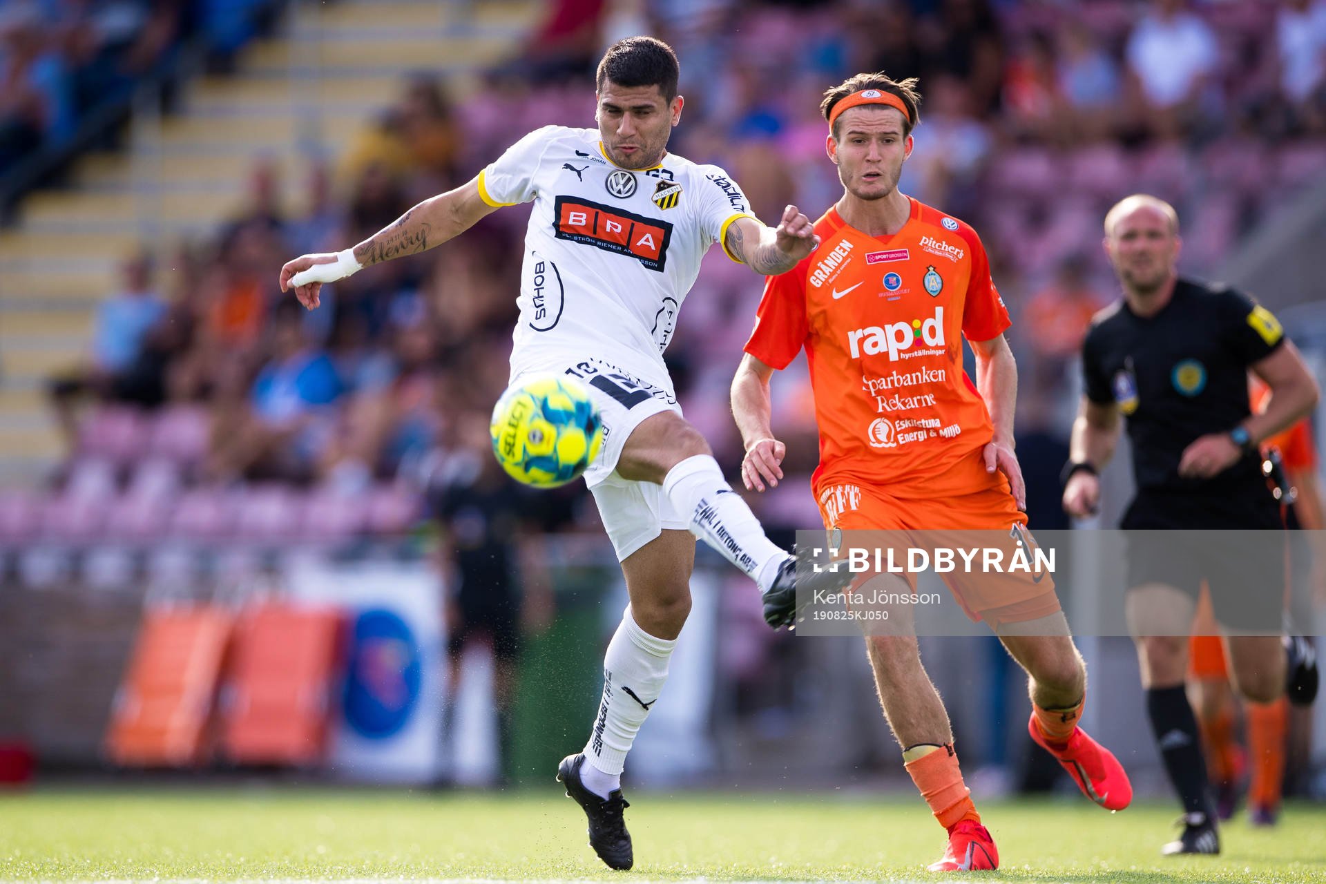 Häckens Paulinho och AFC Eskilstunas Wilhelm Loeper