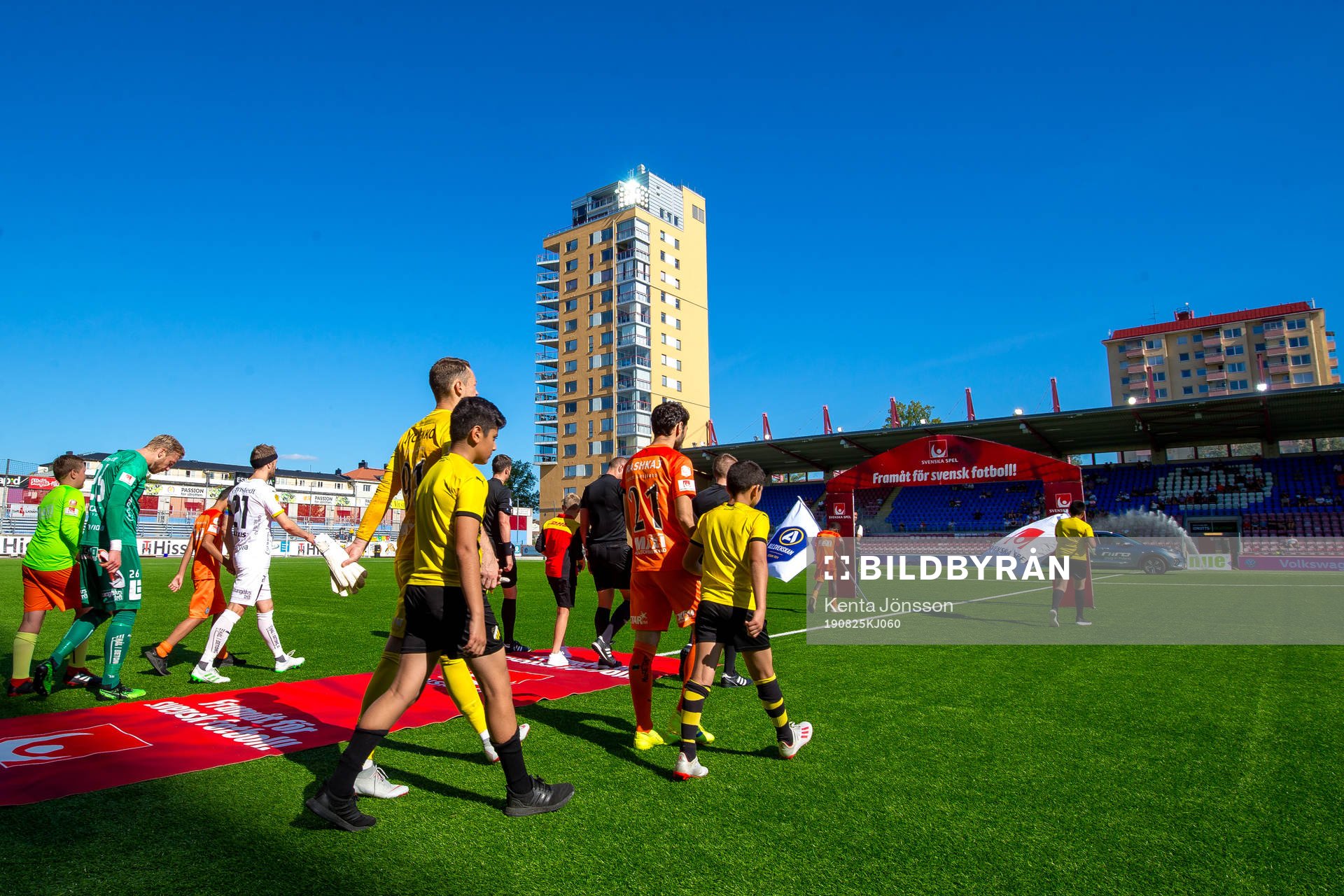 AFC Eskilstunas och Häckens spelare gör entré