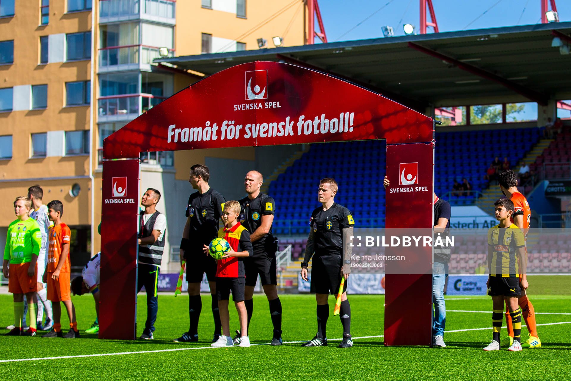 Domare Patrik Eriksson med kollegor
