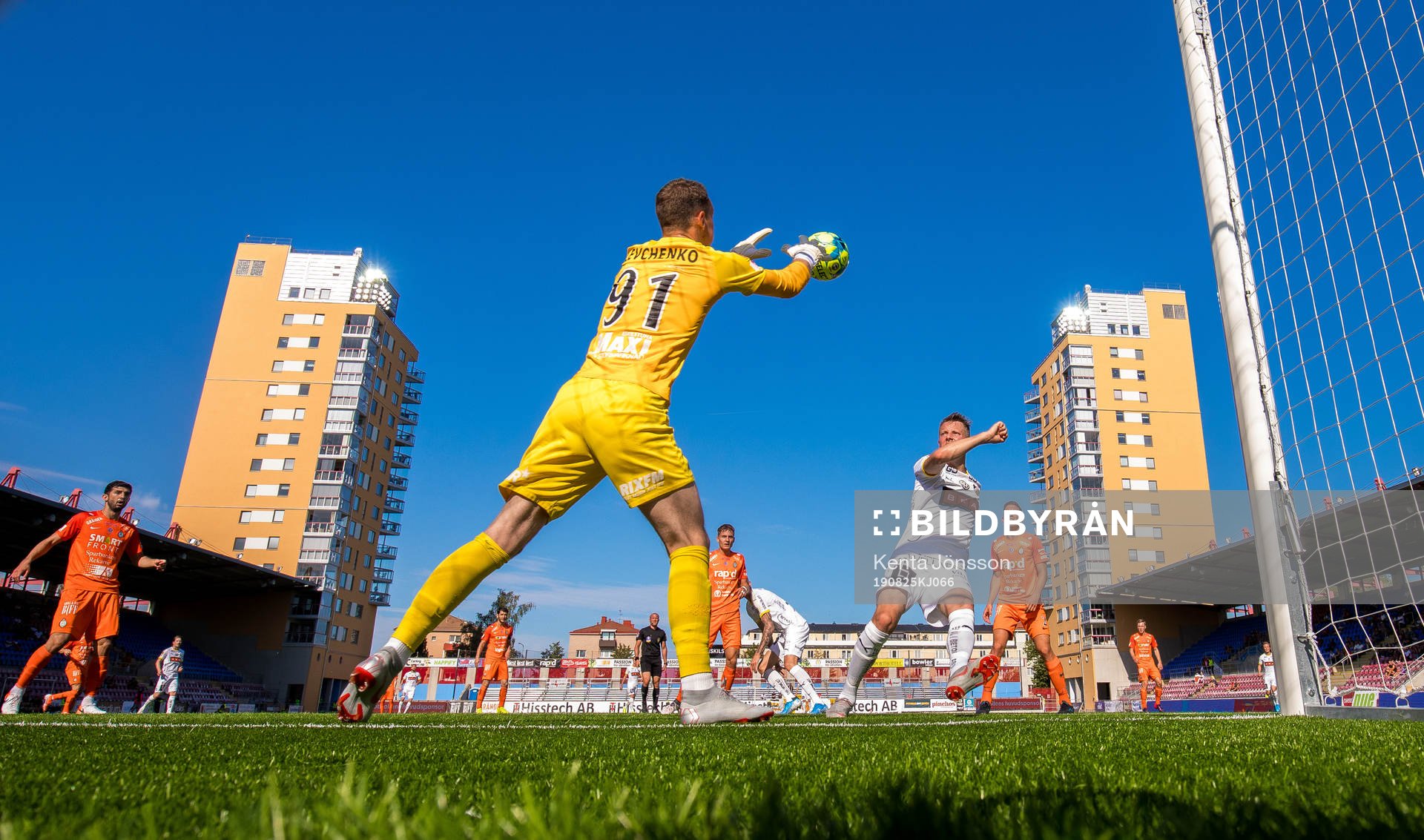 Generell vy över Tunavallen med AFC Eskilstunas målvakt Ihor Levchenko och Häckens Viktor Lundberg i förgrunden under fotbollsmatchen i Allsvenskan mellan AFC Eskilstuna och Häcken den 25 augusti 2019 i Eskilstuna.